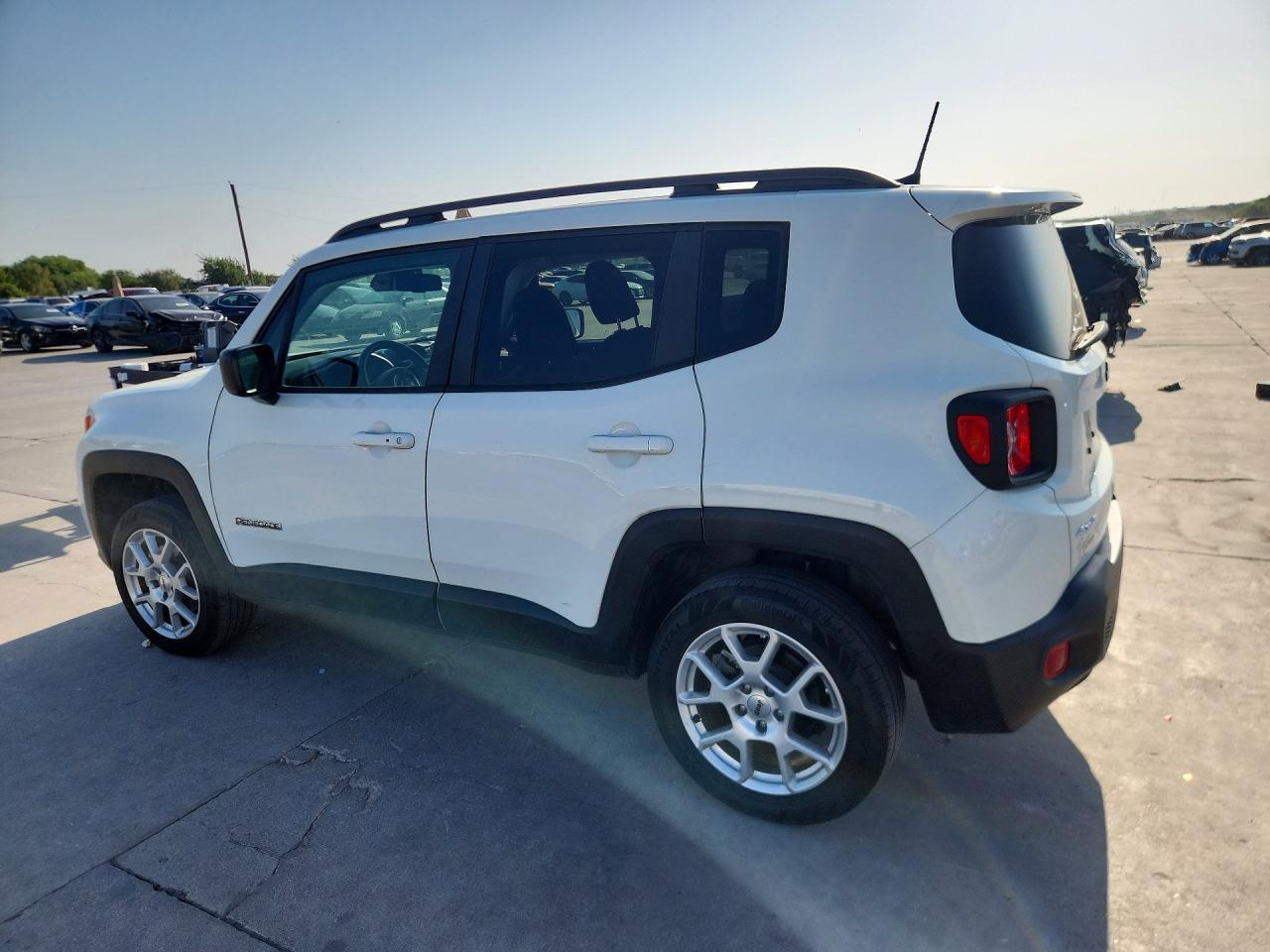 2022 Jeep Renegade Latitude White vin: ZACNJDB12NPN89499