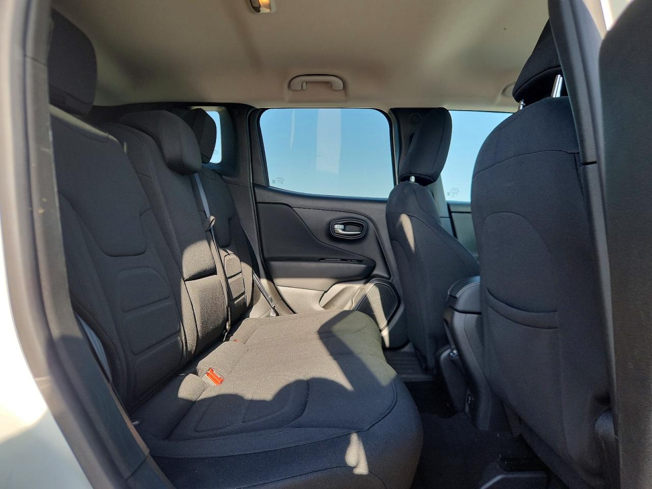 2022 Jeep Renegade Latitude White vin: ZACNJDB12NPN89499