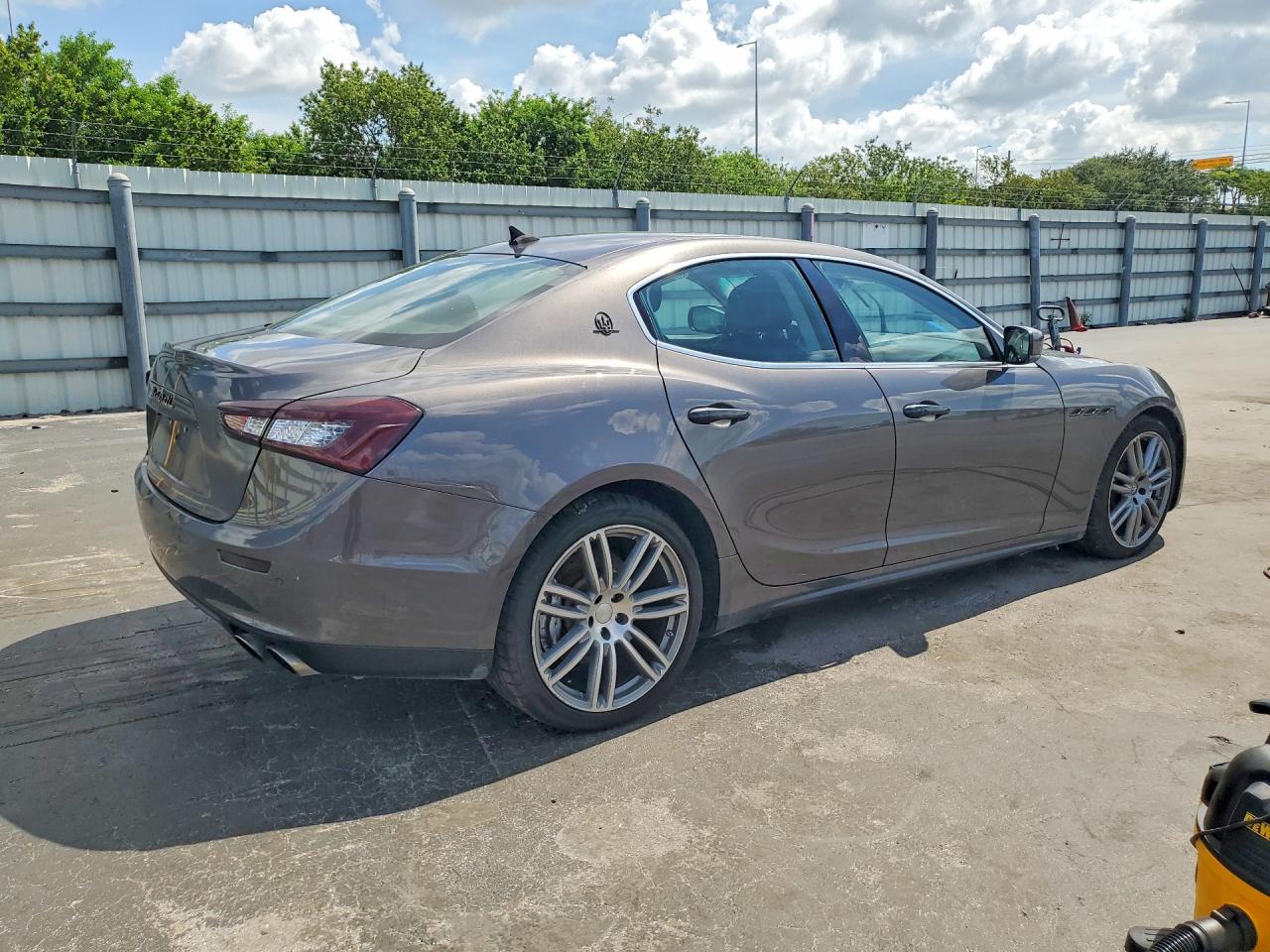 2014 Maserati Ghibli S Gray vin: ZAM57RTAXE1125207