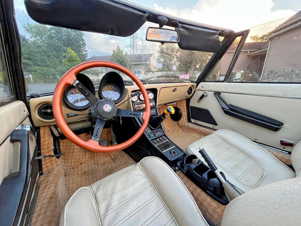 1983 Alfa Romeo Veloce 2000 Spider Yellow vin: ZARBA5419D1016838
