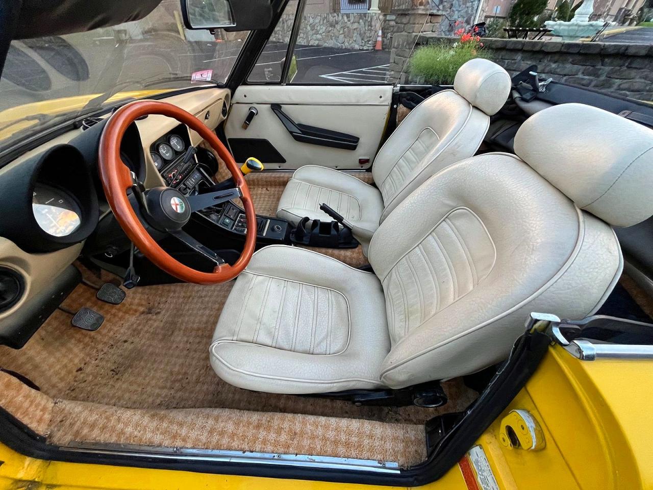 1983 Alfa Romeo Veloce 2000 Spider Yellow vin: ZARBA5419D1016838