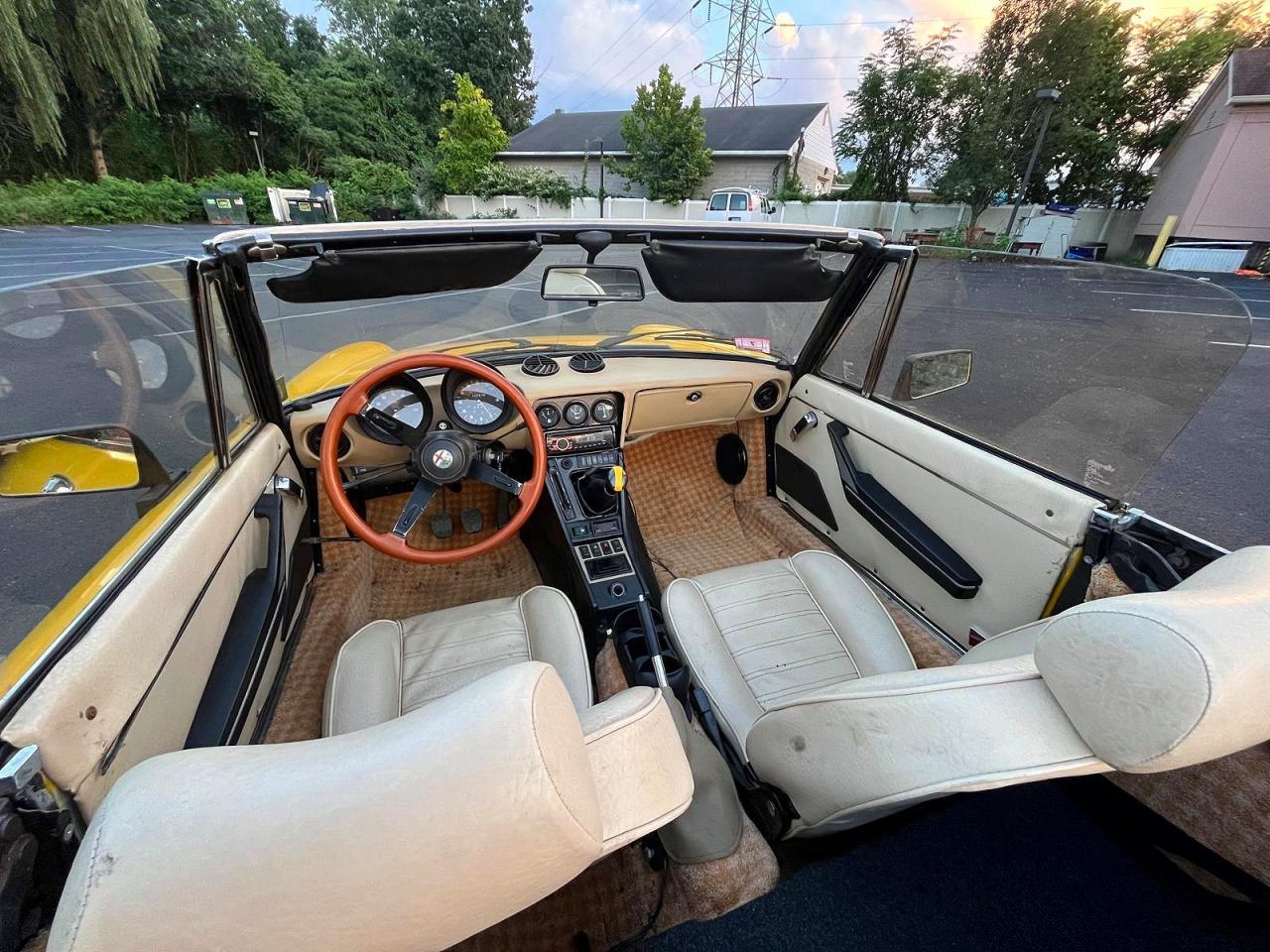 1983 Alfa Romeo Veloce 2000 Spider Yellow vin: ZARBA5419D1016838