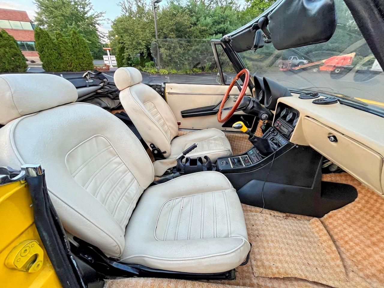 1983 Alfa Romeo Veloce 2000 Spider Yellow vin: ZARBA5419D1016838