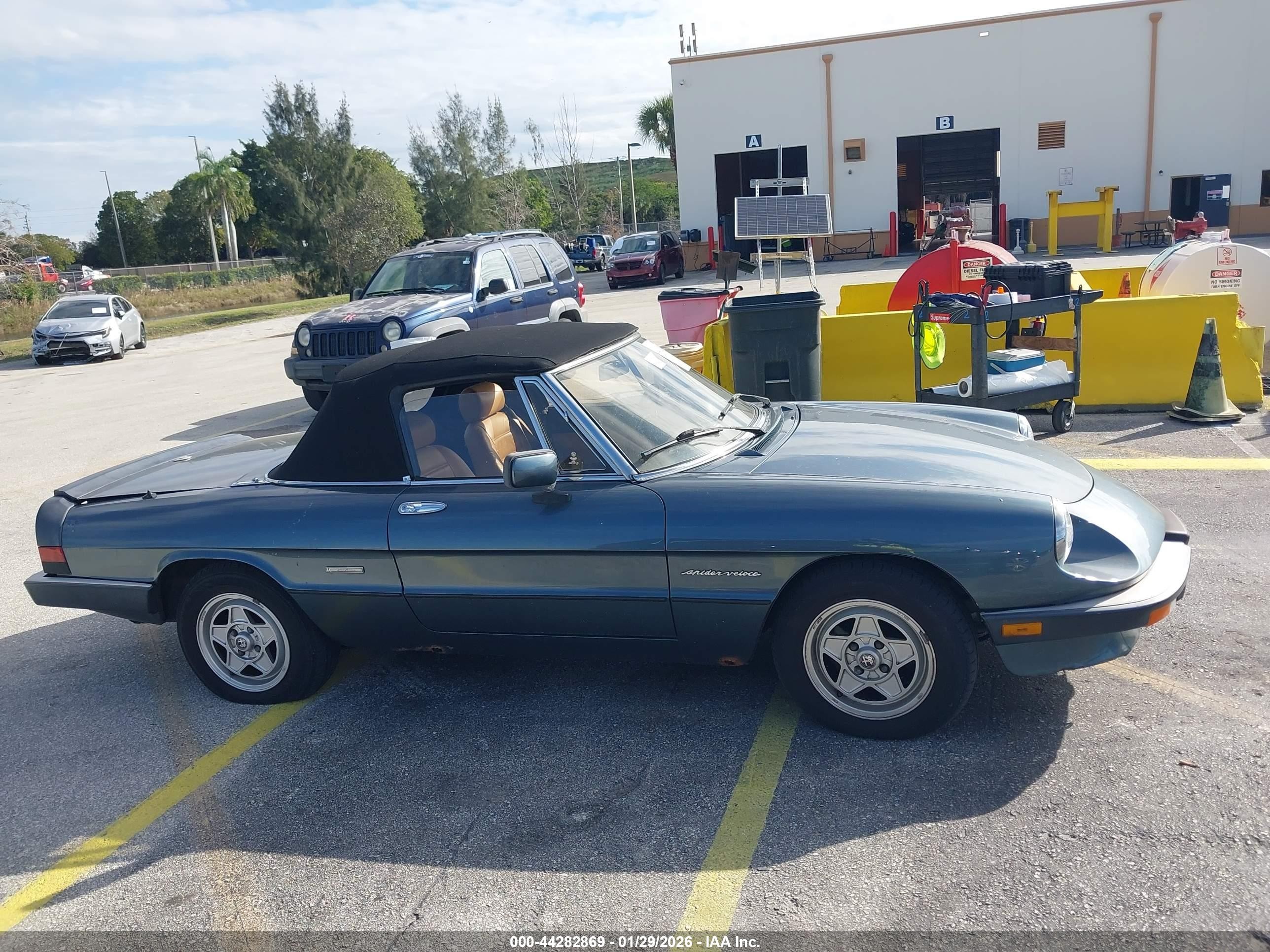 1989 Alfa Romeo Spider Veloce Blue vin: ZARBA5583K1066255
