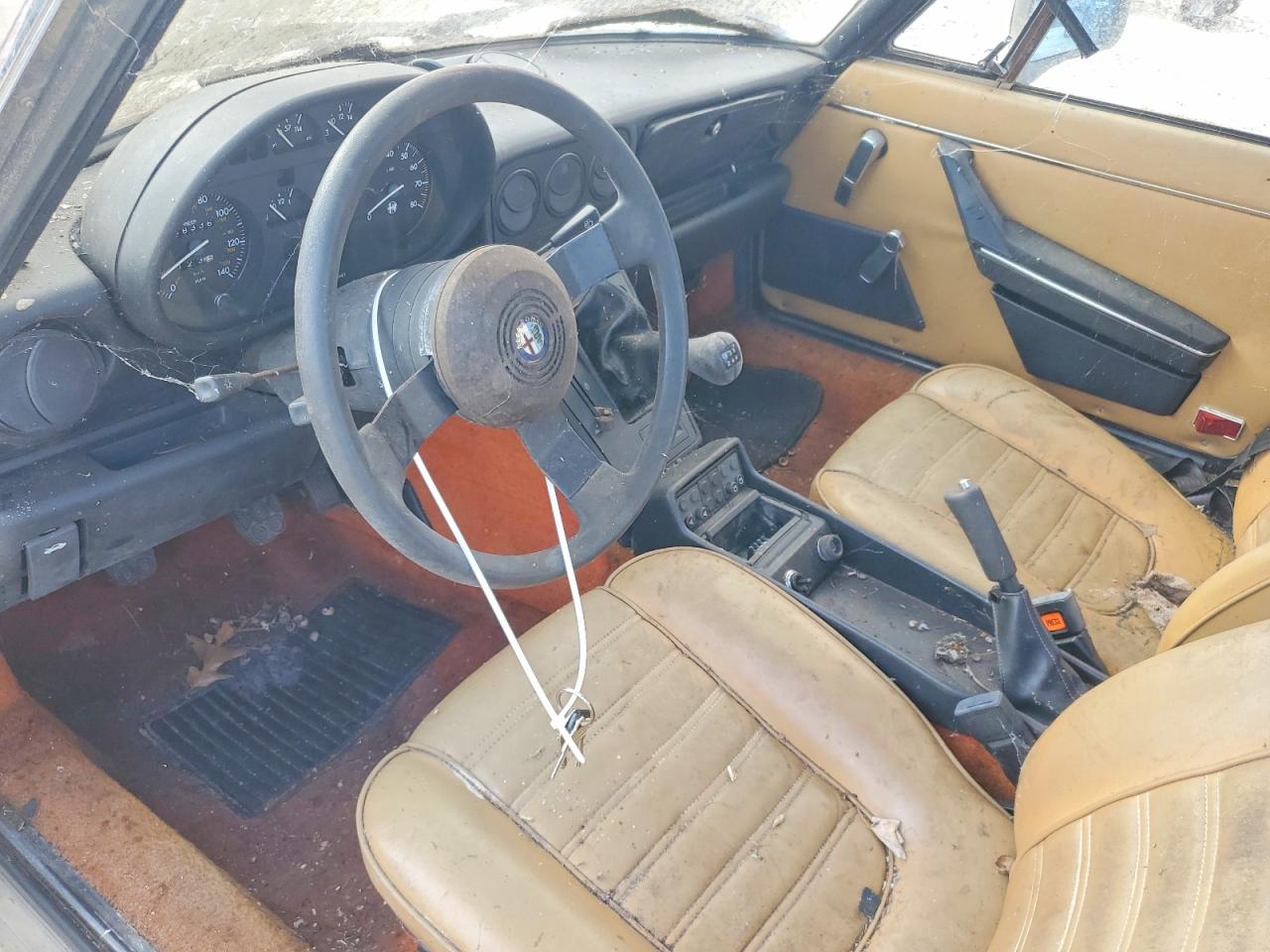 1987 Alfa Romeo Spider Graduate White vin: ZARBA5641H1045361