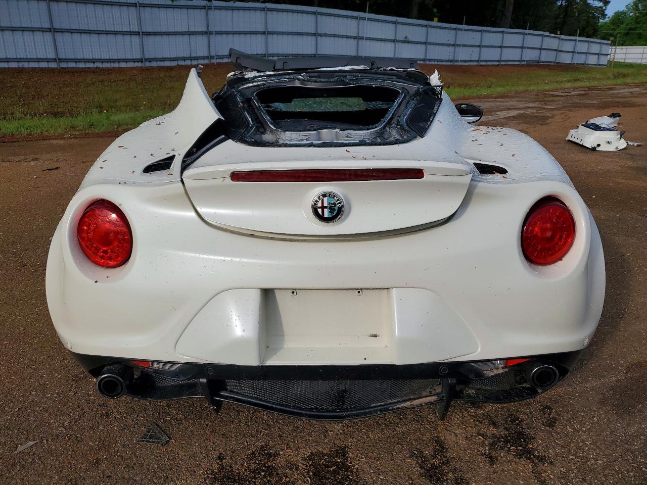2015 Alfa Romeo 4c White vin: ZARBAAA42FM166394
