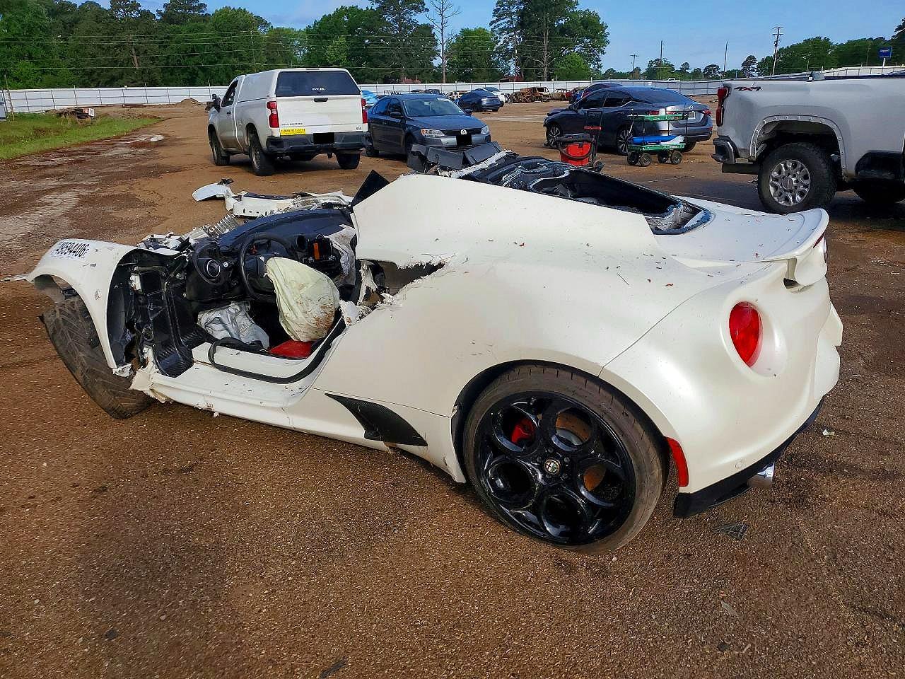 2015 Alfa Romeo 4c White vin: ZARBAAA42FM166394