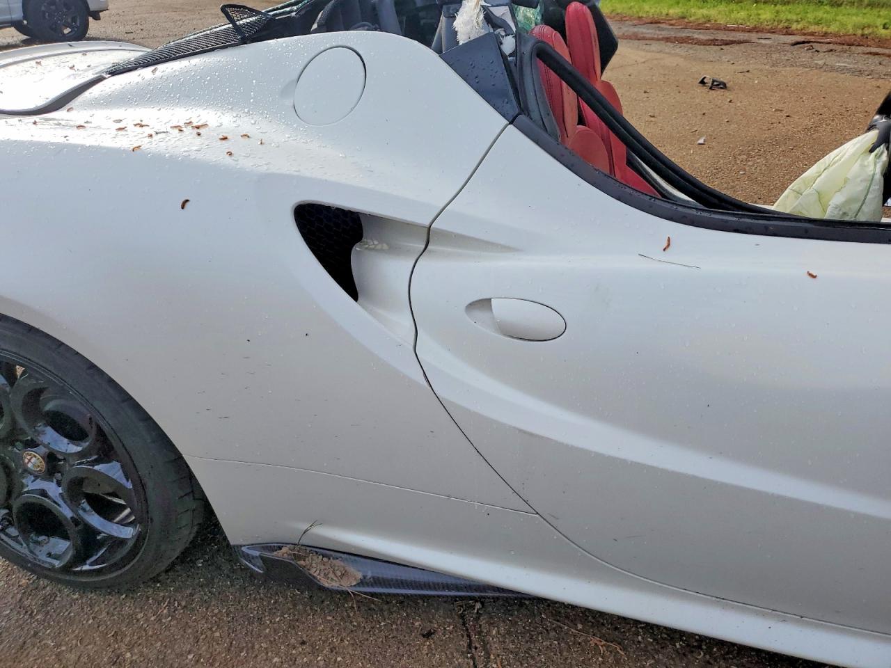 2015 Alfa Romeo 4c White vin: ZARBAAA42FM166394