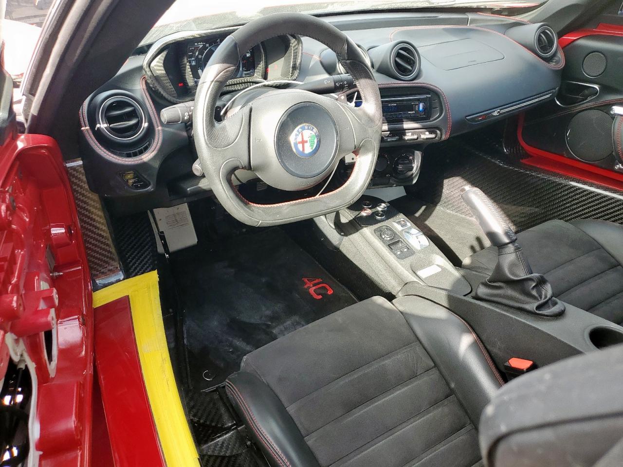 2015 Alfa Romeo 4c Launch Edition Red vin: ZARBAAC41FM132492