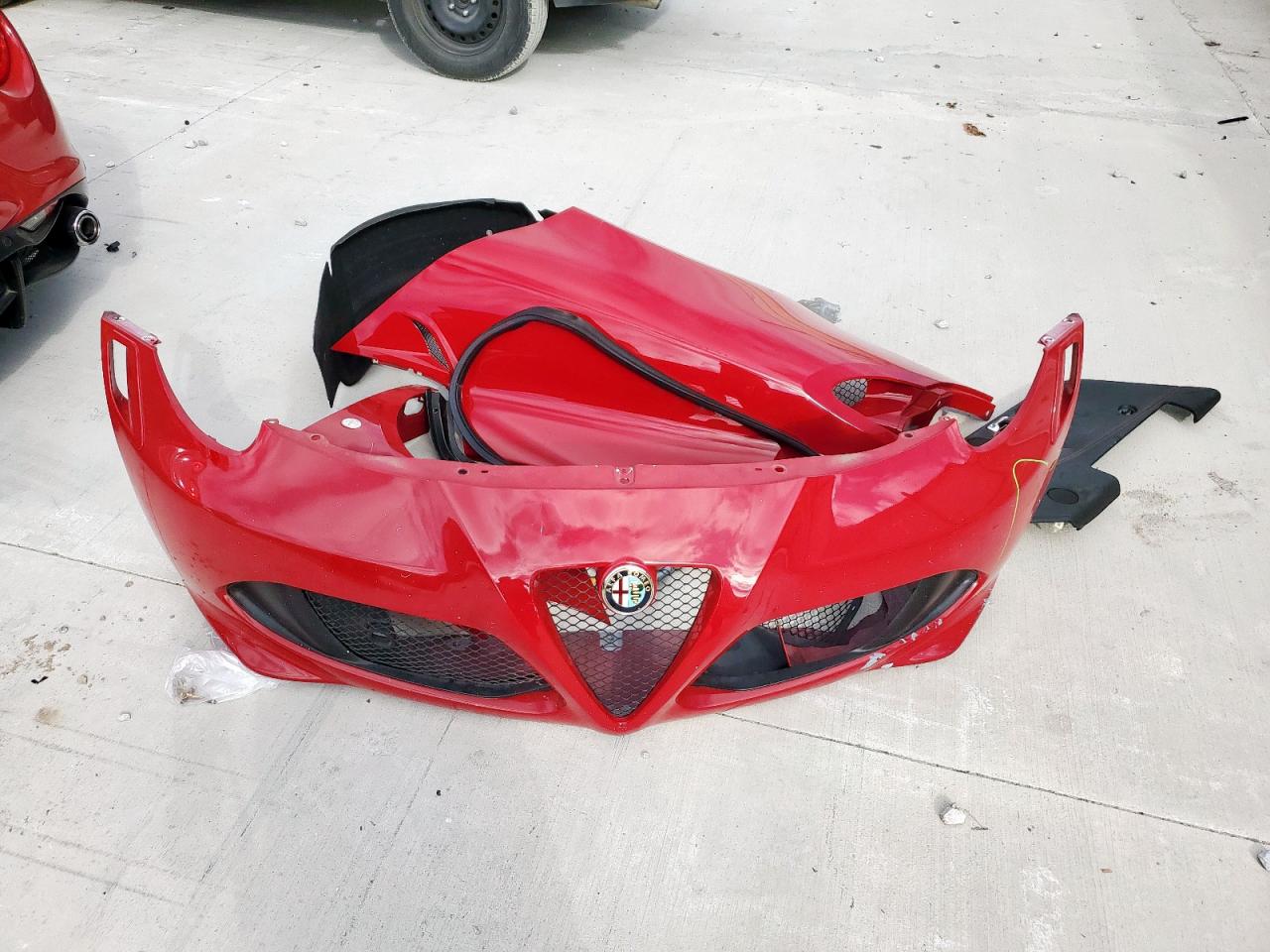 2015 Alfa Romeo 4c Launch Edition Red vin: ZARBAAC41FM132492