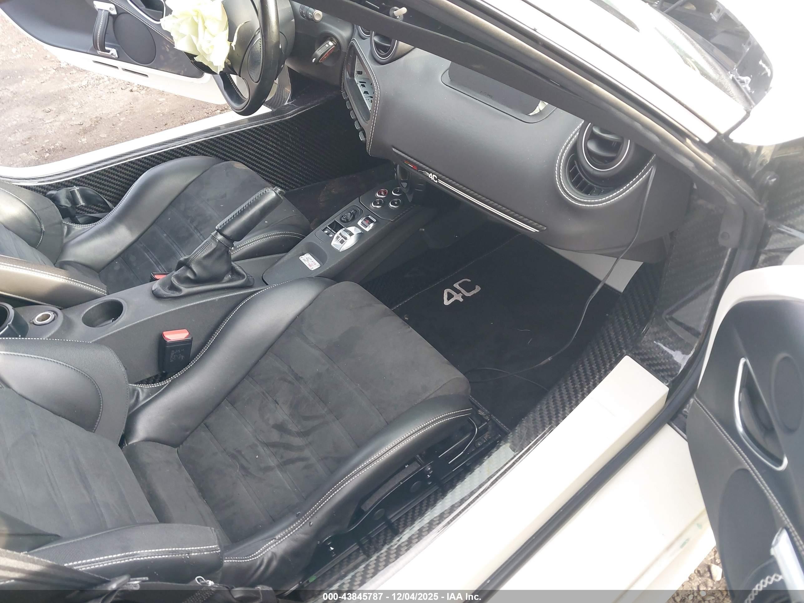 2015 Alfa Romeo 4c Launch Edition White vin: ZARBAAC43FM144806