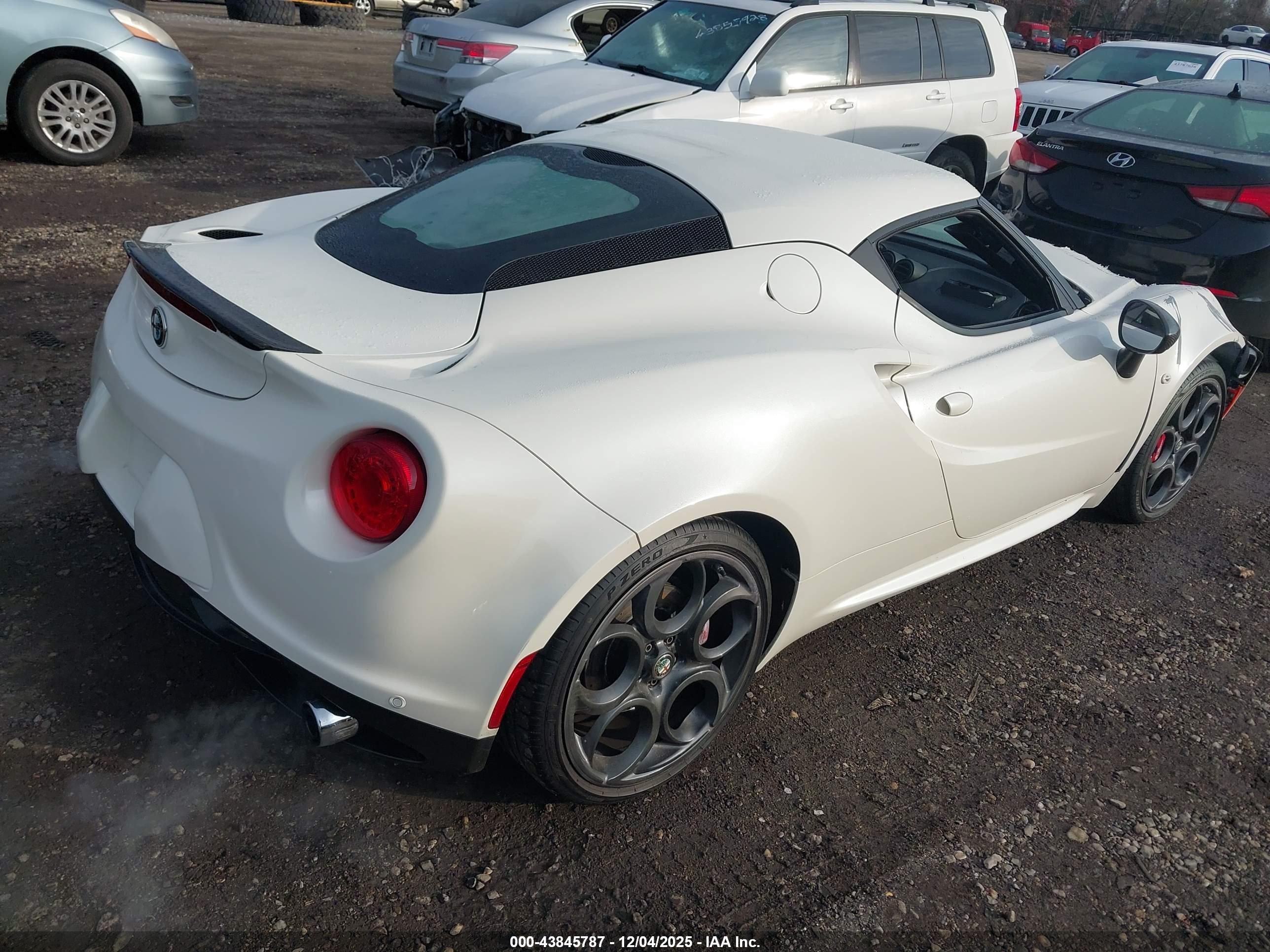 2015 Alfa Romeo 4c Launch Edition White vin: ZARBAAC43FM144806