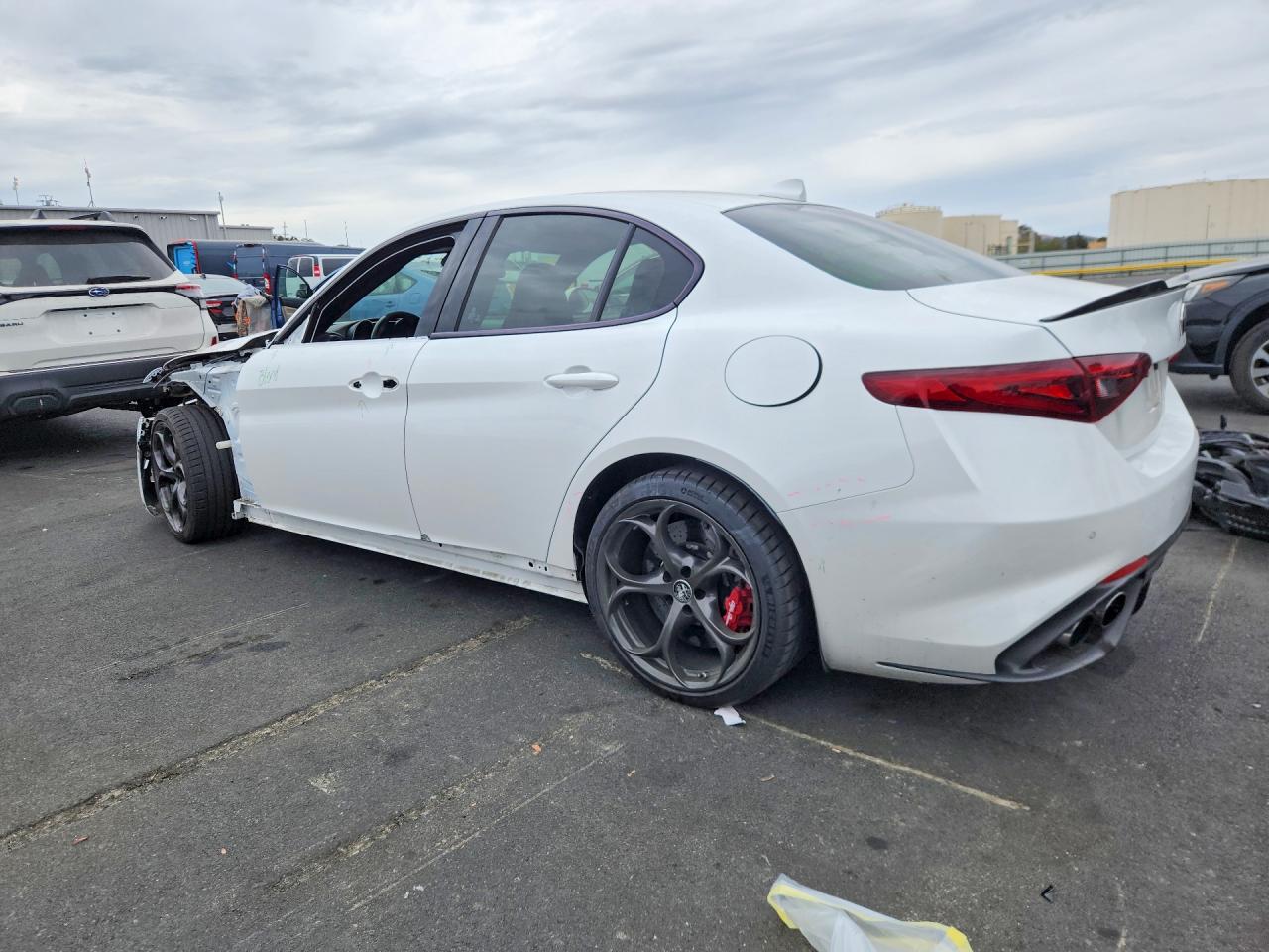 2018 Alfa Romeo Giulia Quadrifoglio White vin: ZARFAEAV2J7583572