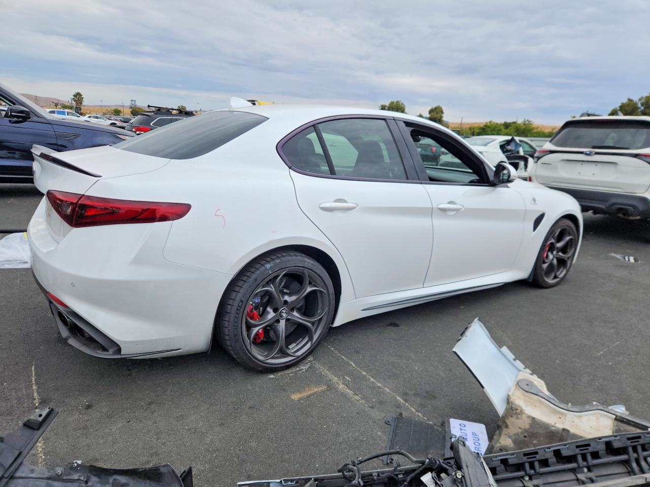 2018 Alfa Romeo Giulia Quadrifoglio White vin: ZARFAEAV2J7583572