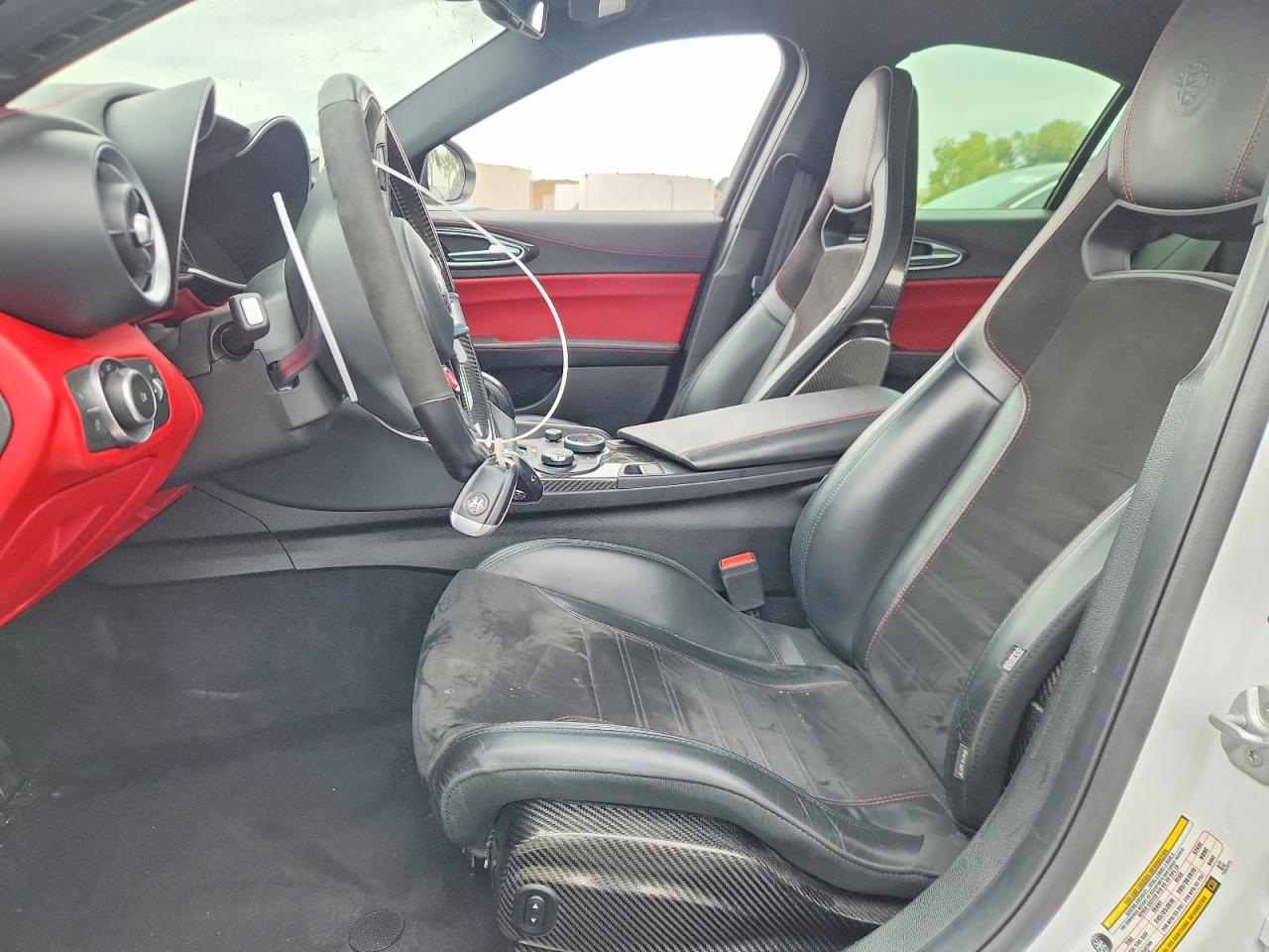 2018 Alfa Romeo Giulia Quadrifoglio White vin: ZARFAEAV2J7583572