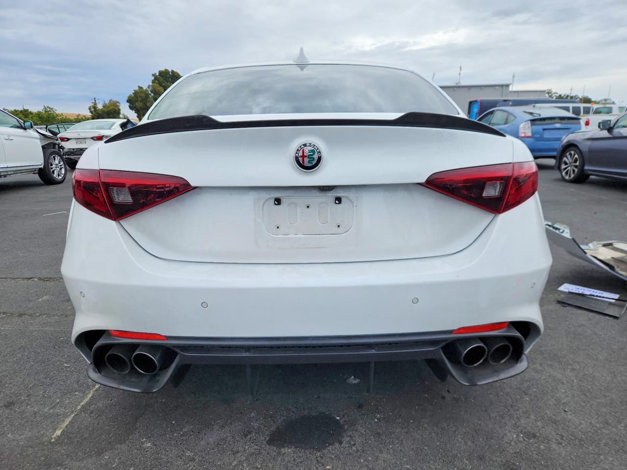 2018 Alfa Romeo Giulia Quadrifoglio White vin: ZARFAEAV2J7583572