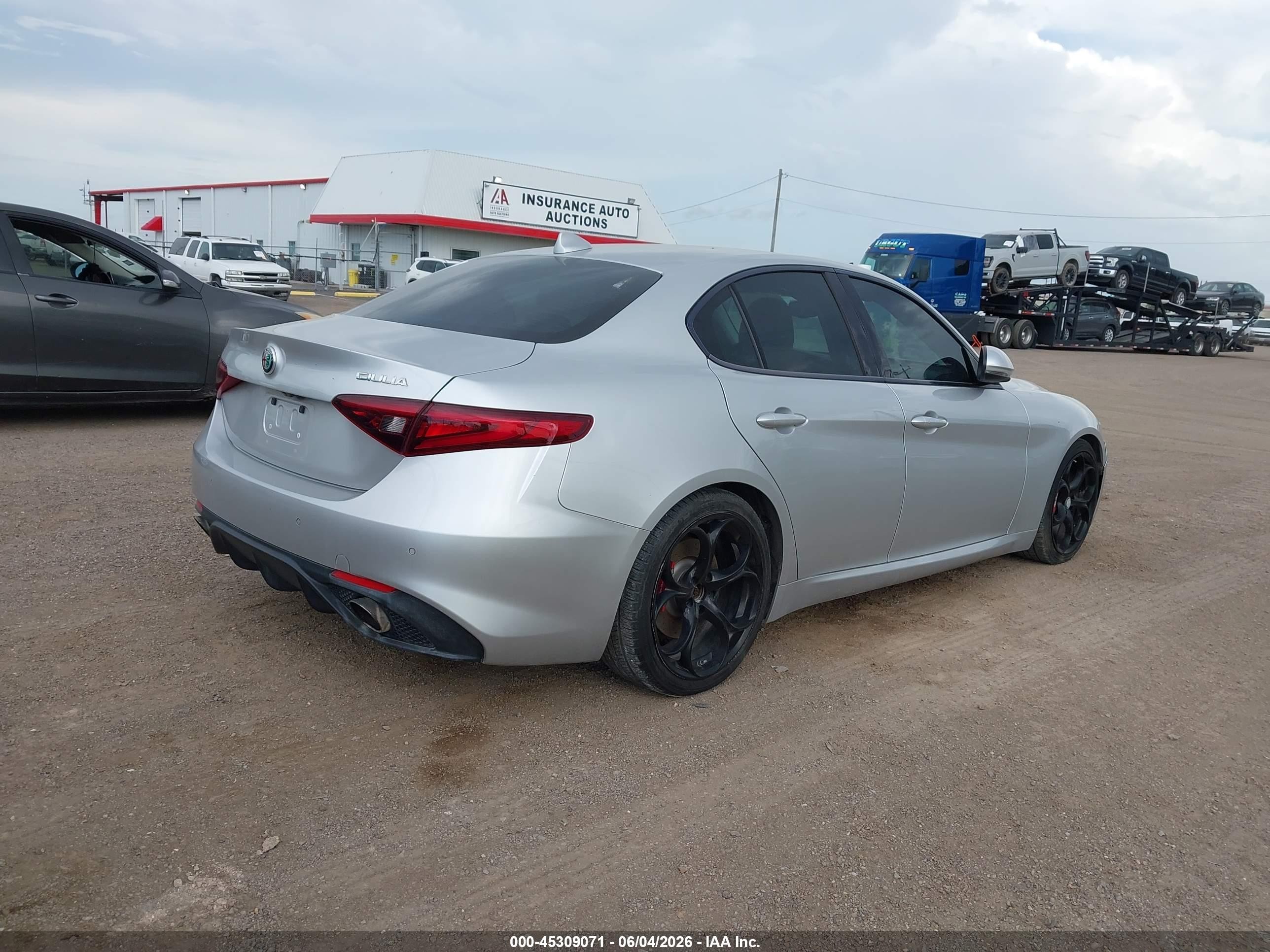 2017 Alfa Romeo Giulia Ti Rwd Silver vin: ZARFAECN7H7542233