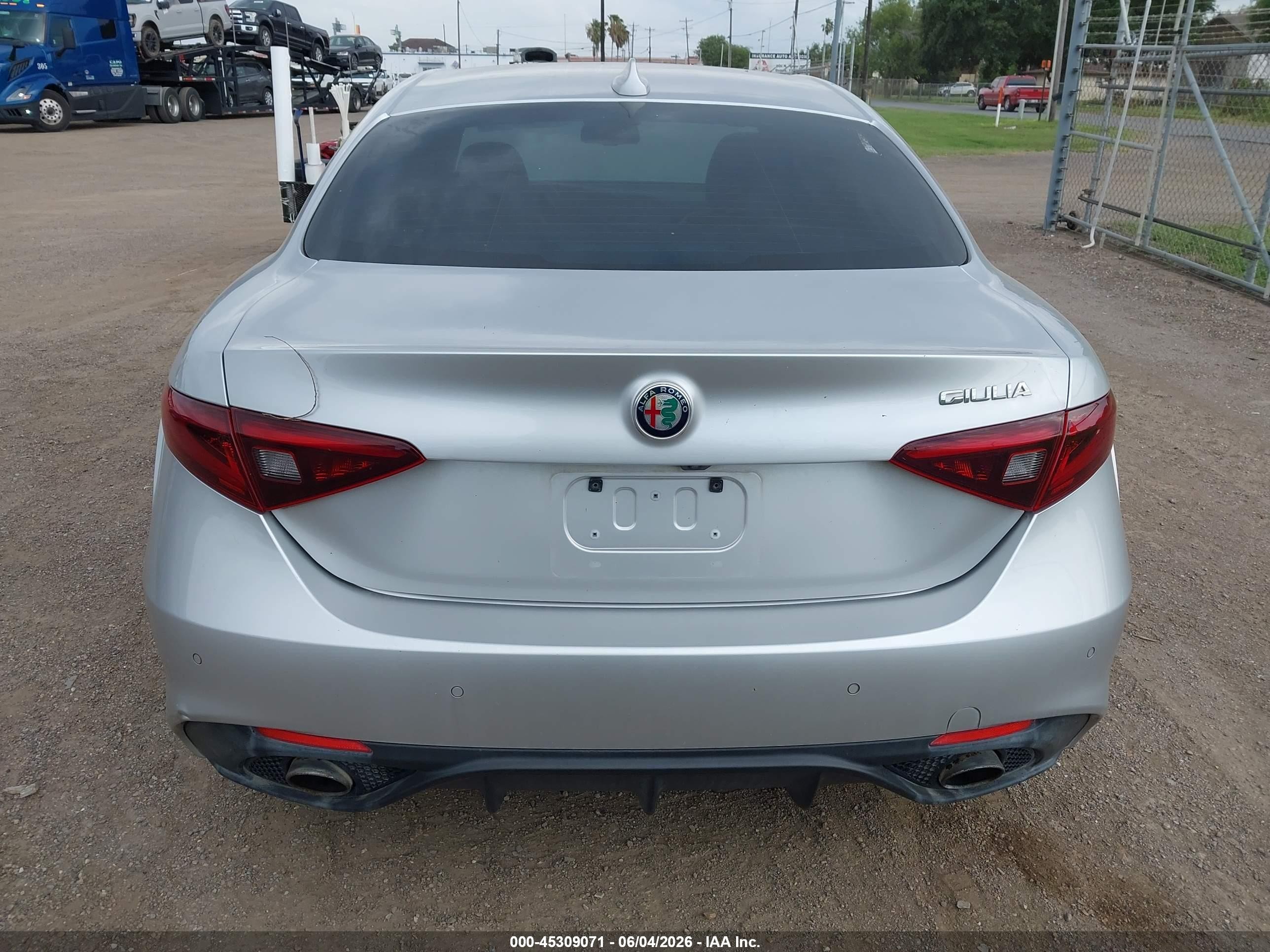 2017 Alfa Romeo Giulia Ti Rwd Silver vin: ZARFAECN7H7542233