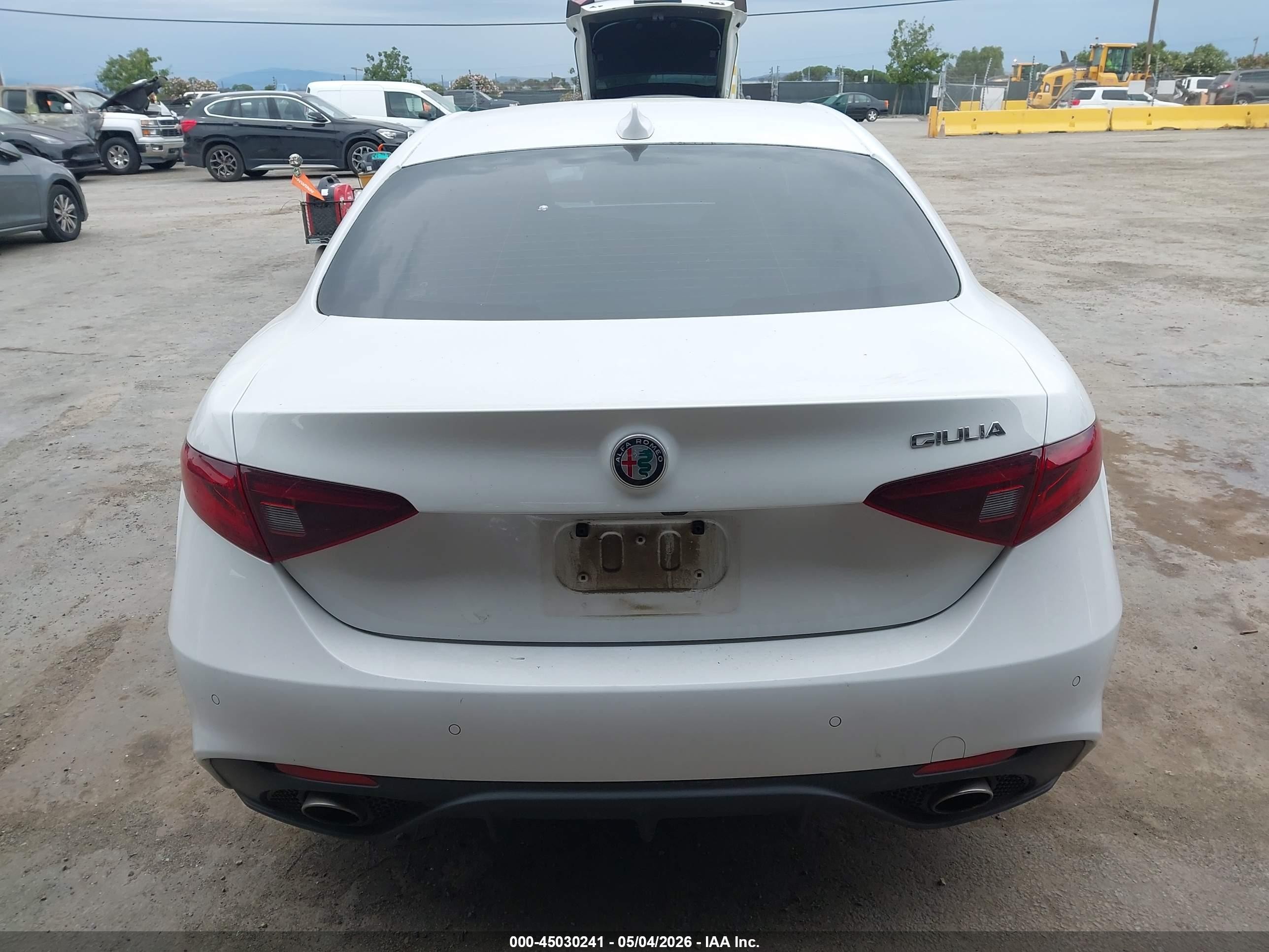 2018 Alfa Romeo Giulia Ti Sport White vin: ZARFAECNXJ7580223
