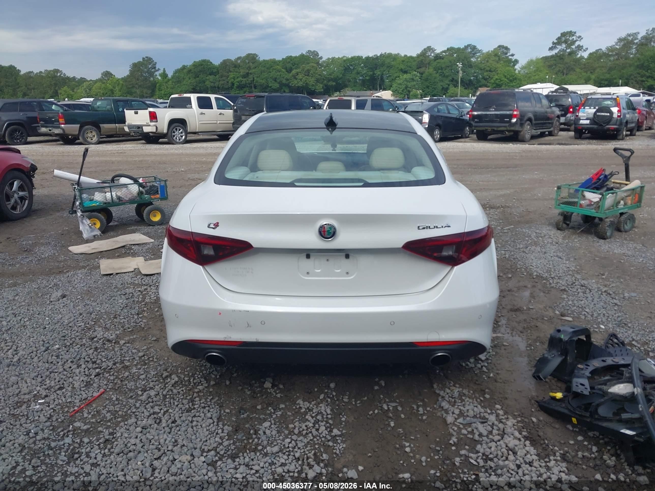 2018 Alfa Romeo Giulia Ti Lusso Awd White vin: ZARFAEEN6J7592558