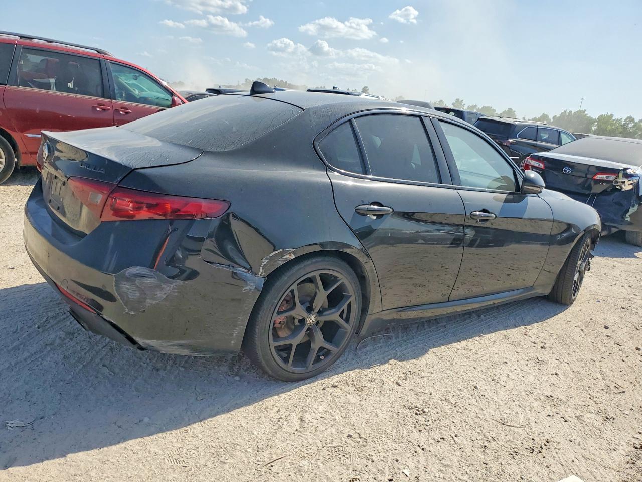 2020 Alfa Romeo Giulia Black vin: ZARFAMAN2L7636641