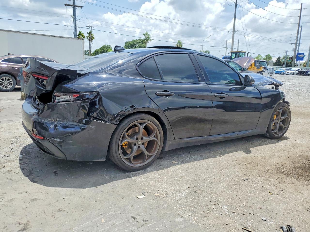 2021 Alfa Romeo Giulia Ti Black vin: ZARFAMBN7M7641883