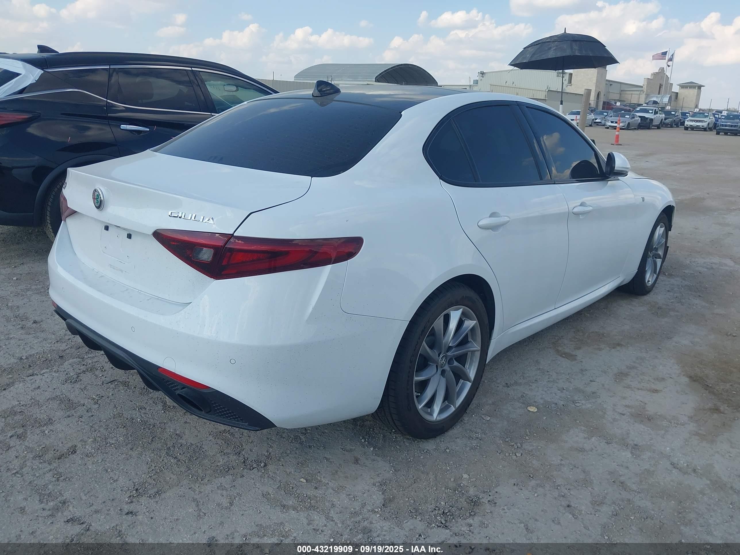 2022 Alfa Romeo Giulia Ti Awd White vin: ZARFANBN7N7661669