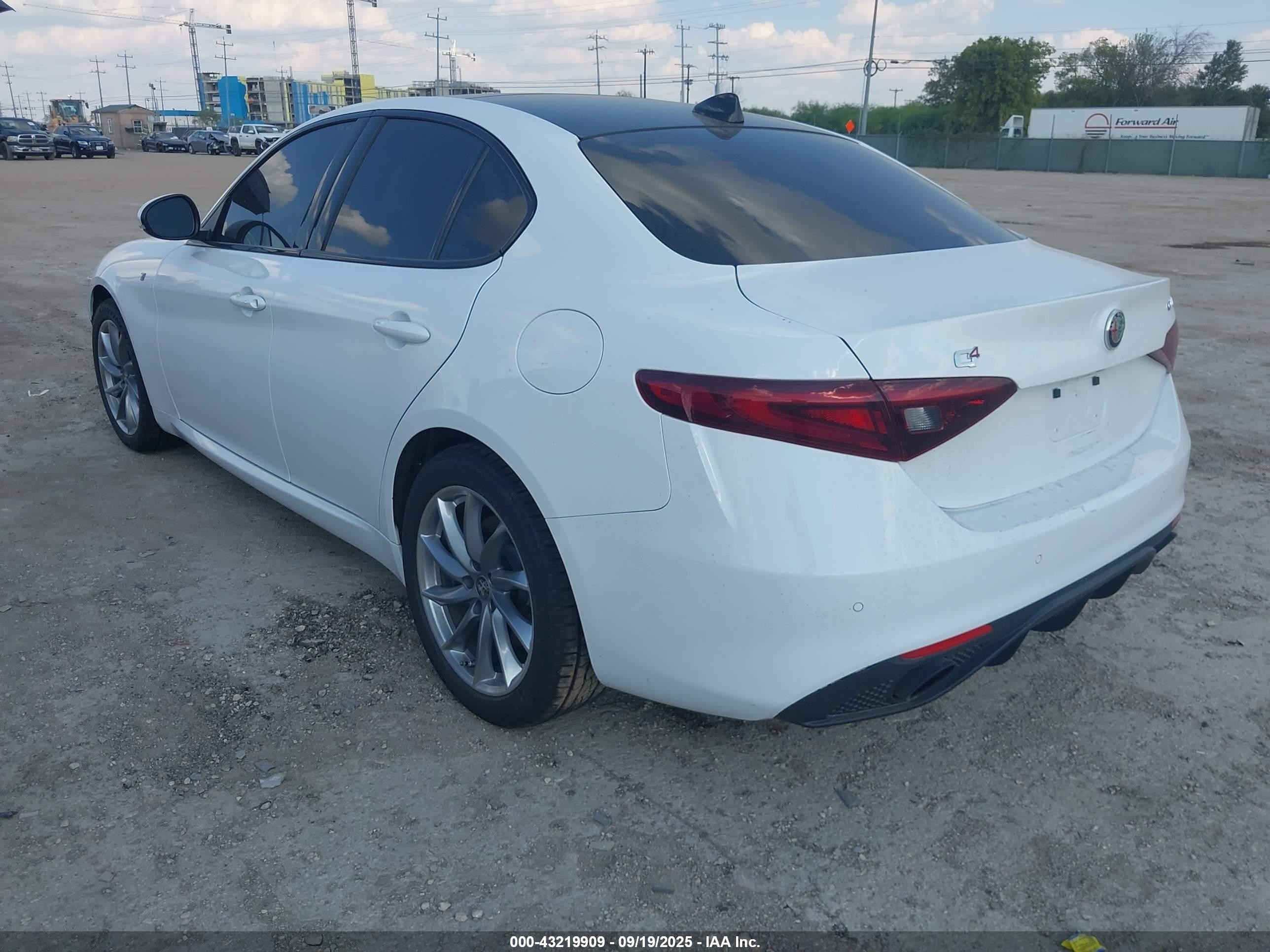 2022 Alfa Romeo Giulia Ti Awd White vin: ZARFANBN7N7661669