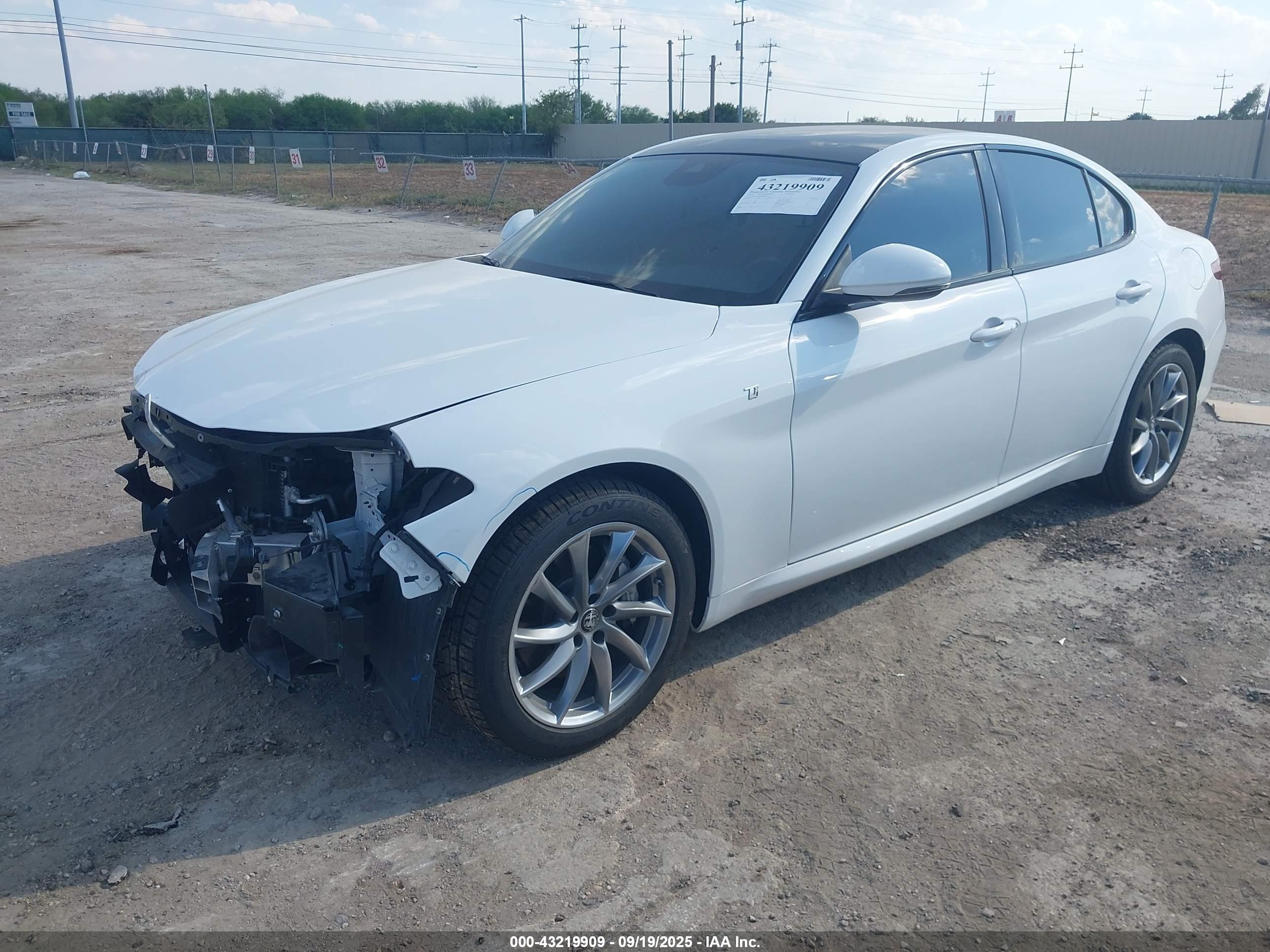 2022 Alfa Romeo Giulia Ti Awd White vin: ZARFANBN7N7661669
