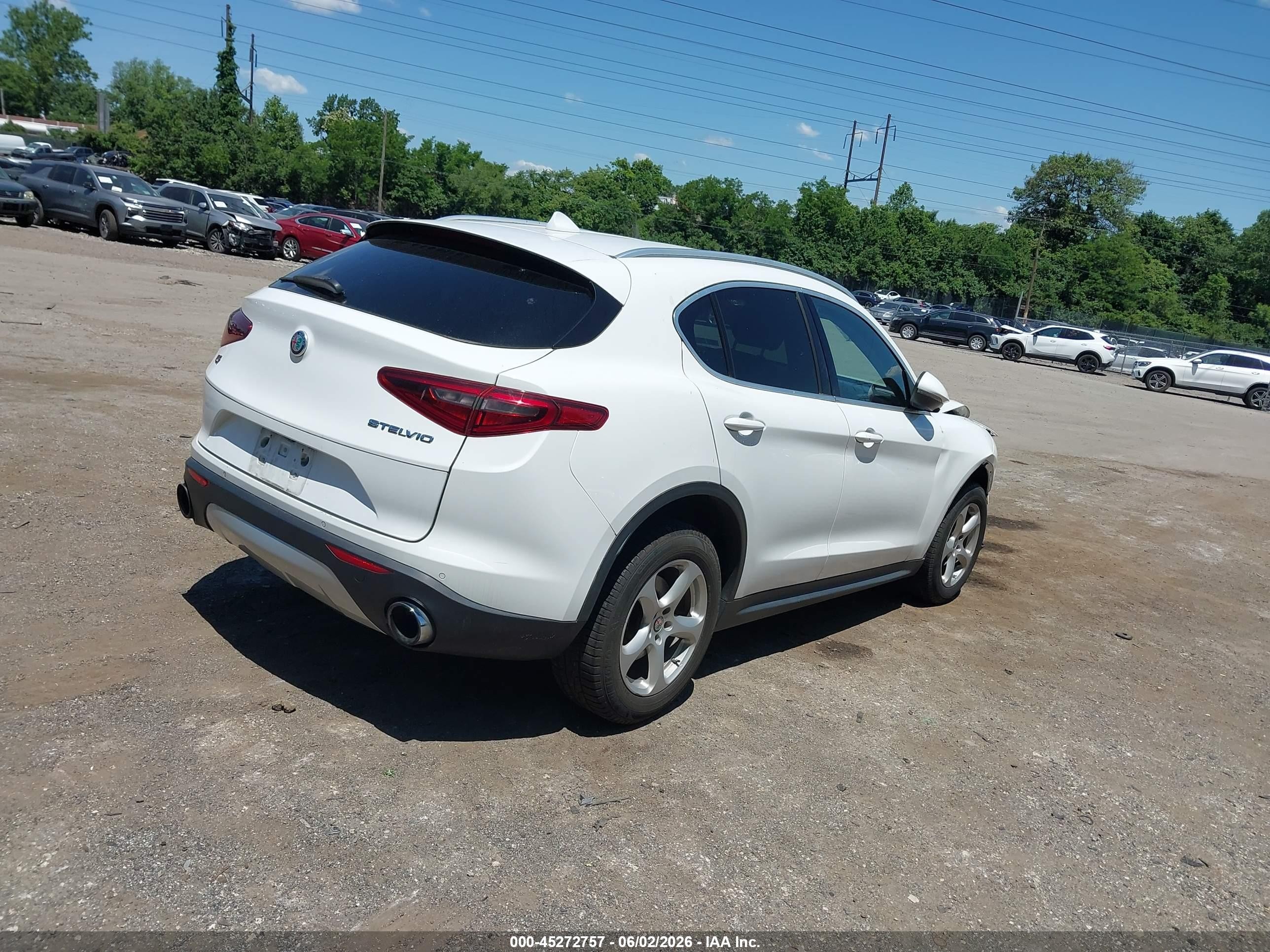 2018 Alfa Romeo Stelvio Awd Белый vin: ZASFAKAN2J7B86296