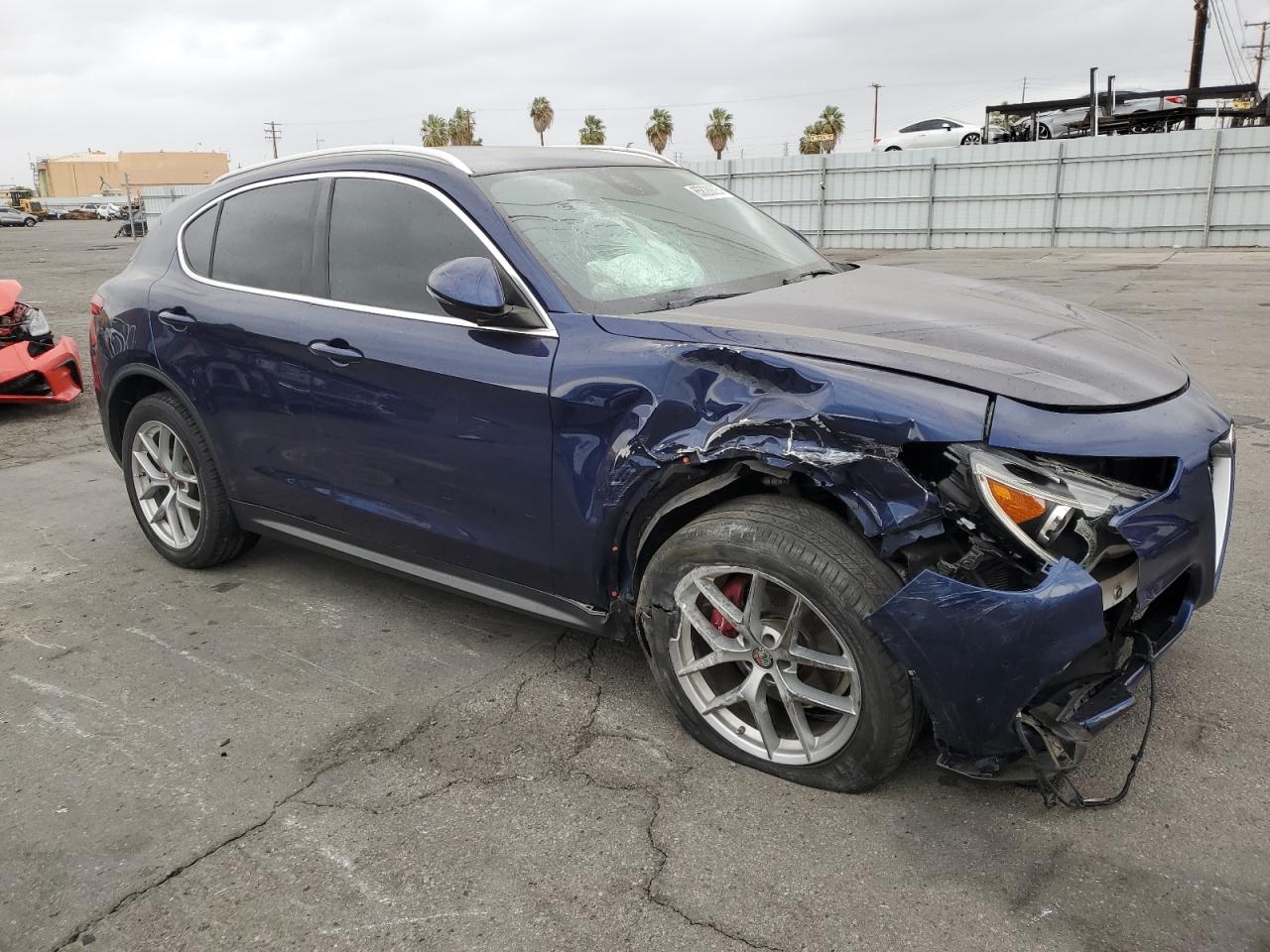 2018 Alfa Romeo Stelvio Ti Синий vin: ZASFAKBN7J7B83604