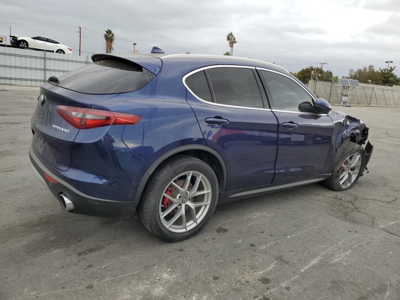 2018 Alfa Romeo Stelvio Ti Синий vin: ZASFAKBN7J7B83604