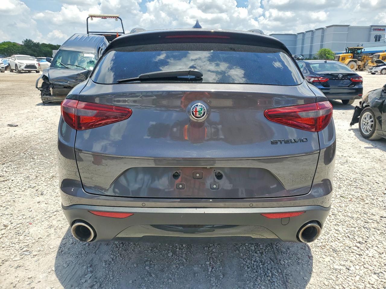 2021 Alfa Romeo Stelvio Sport Gray vin: ZASPAJAN9M7D11992