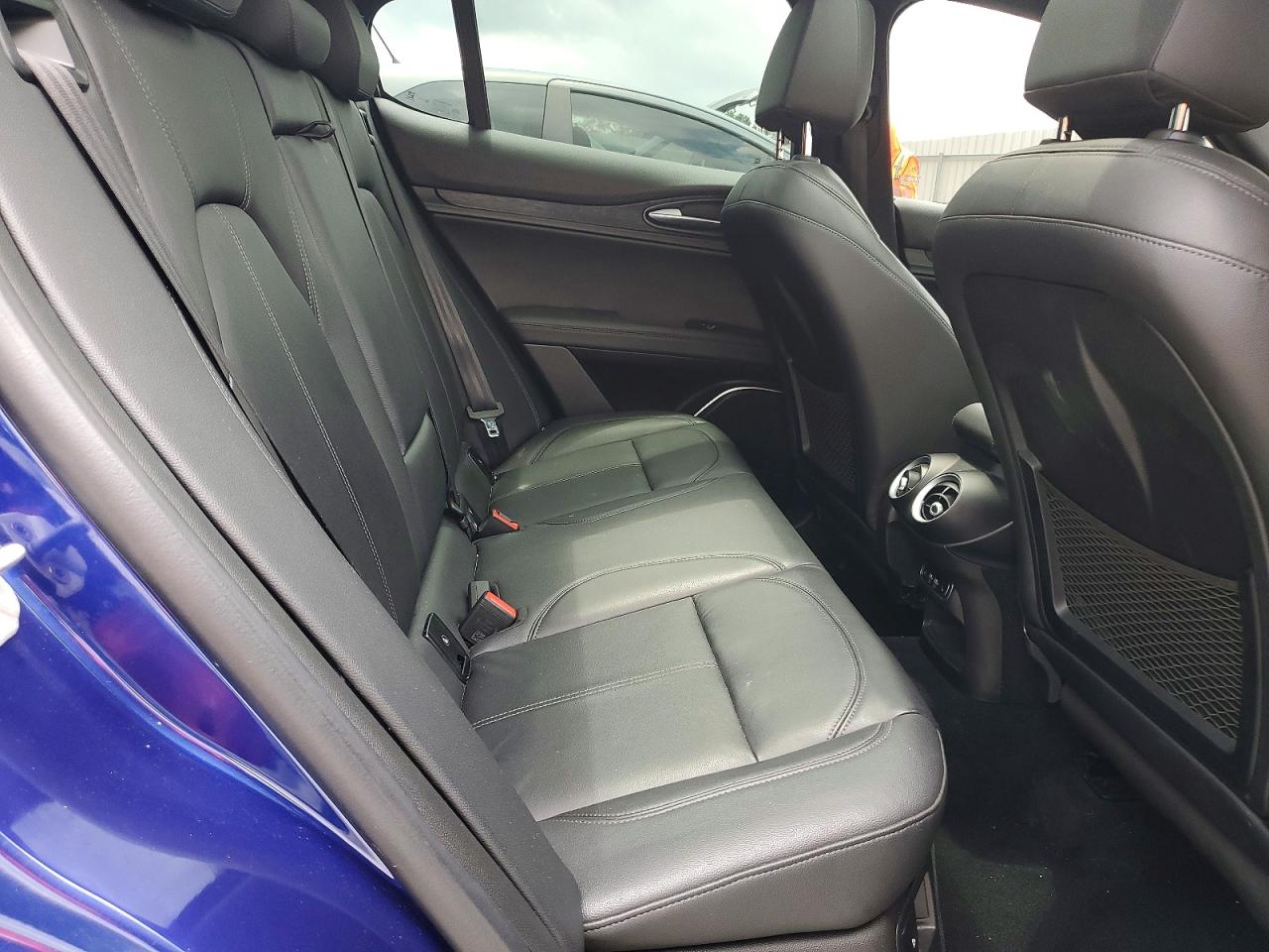 2022 Alfa Romeo Stelvio Blue vin: ZASPAKAN1N7D28342