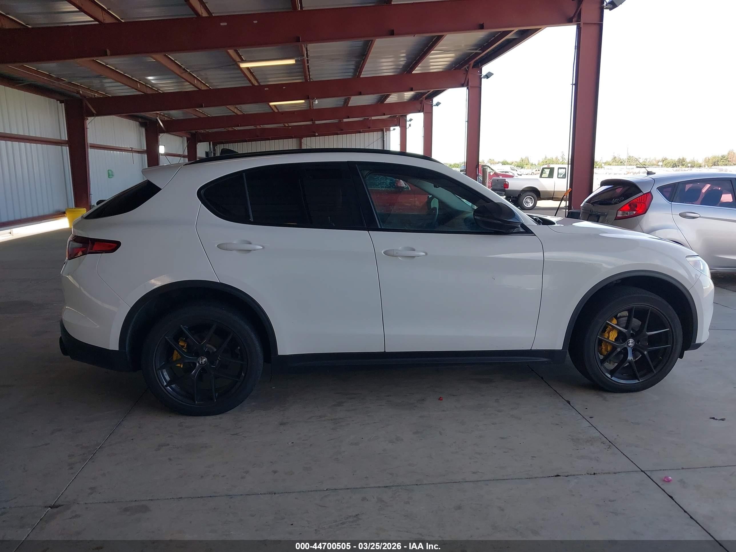 2019 Alfa Romeo Stelvio Awd Белый vin: ZASPAKAN6K7C70000