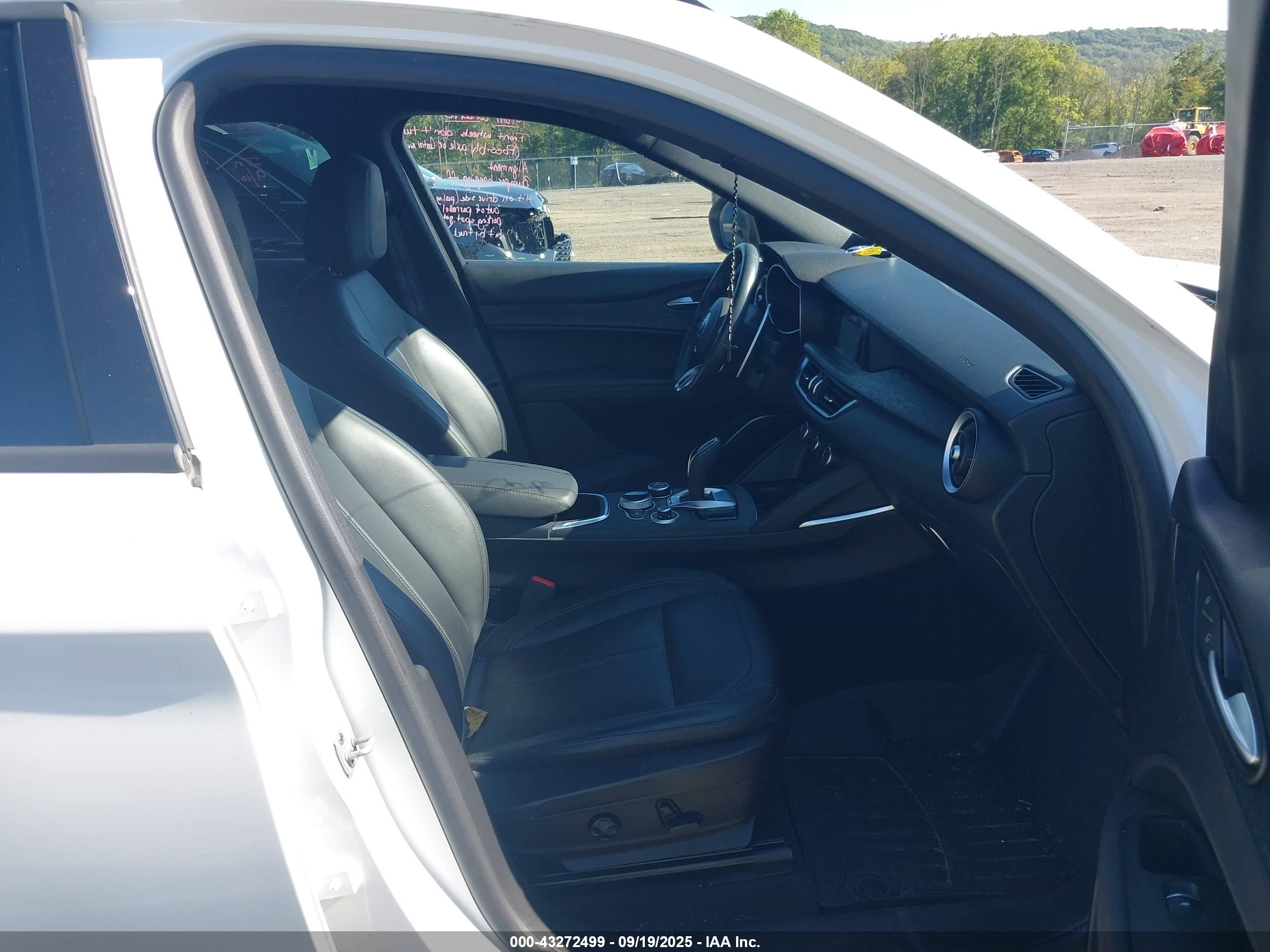 2022 Alfa Romeo Stelvio Sprint Awd White vin: ZASPAKAN7N7D39281