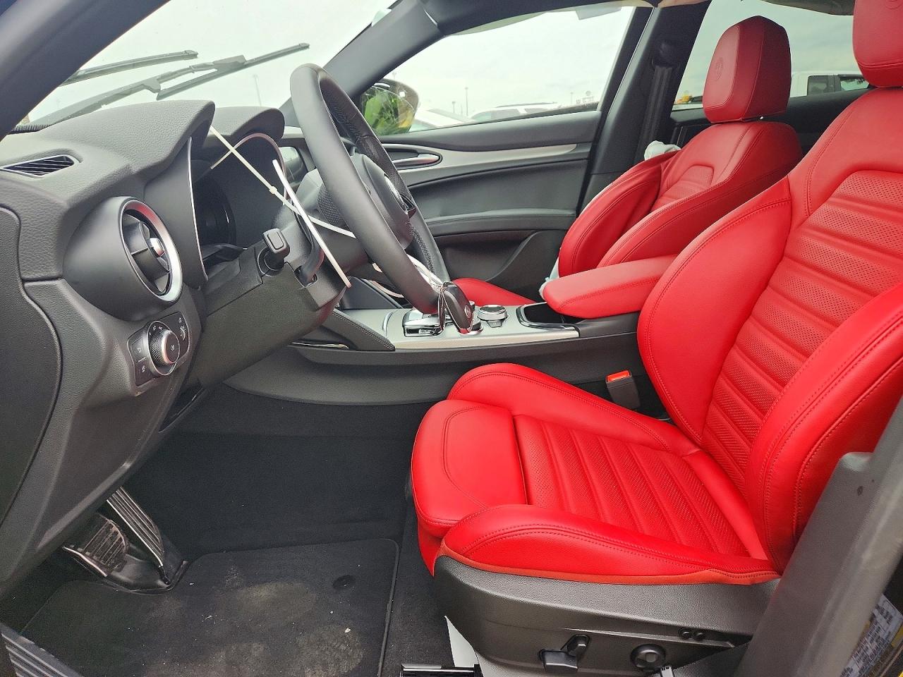 2025 Alfa Romeo Stelvio Base Black vin: ZASPAKANXS7E04264
