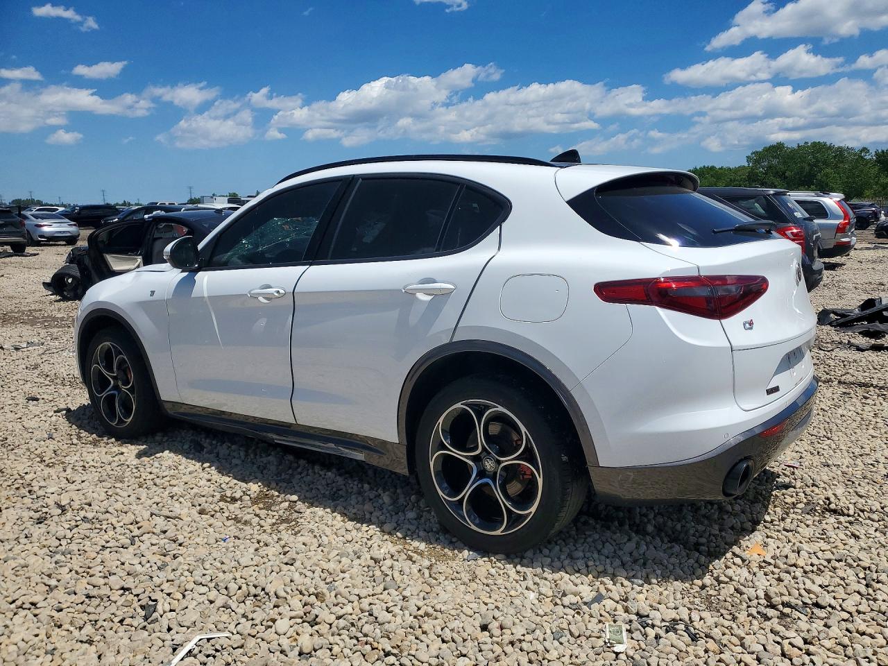 2022 Alfa Romeo Stelvio Ti White vin: ZASPAKBN6N7D27556