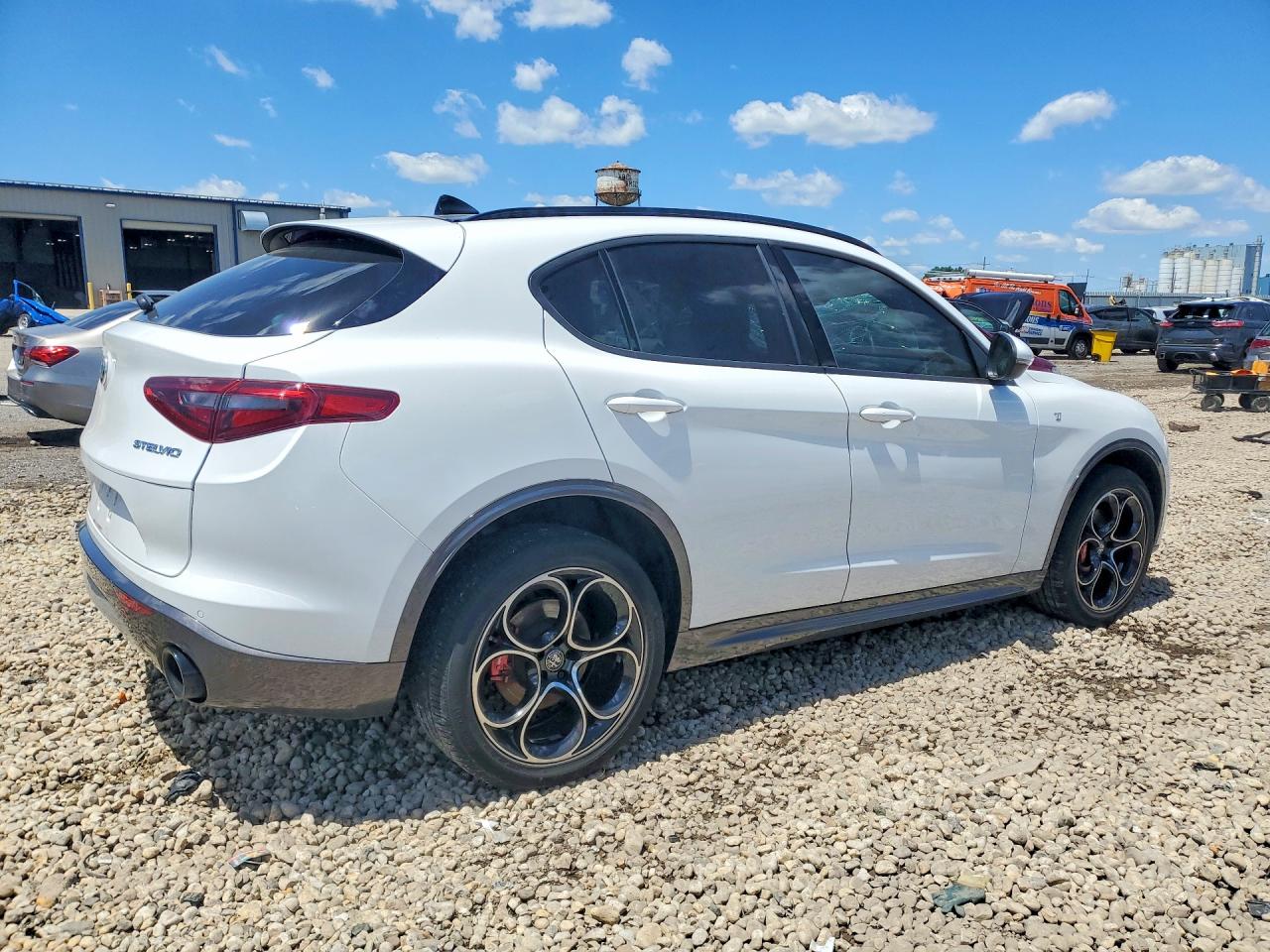 2022 Alfa Romeo Stelvio Ti White vin: ZASPAKBN6N7D27556