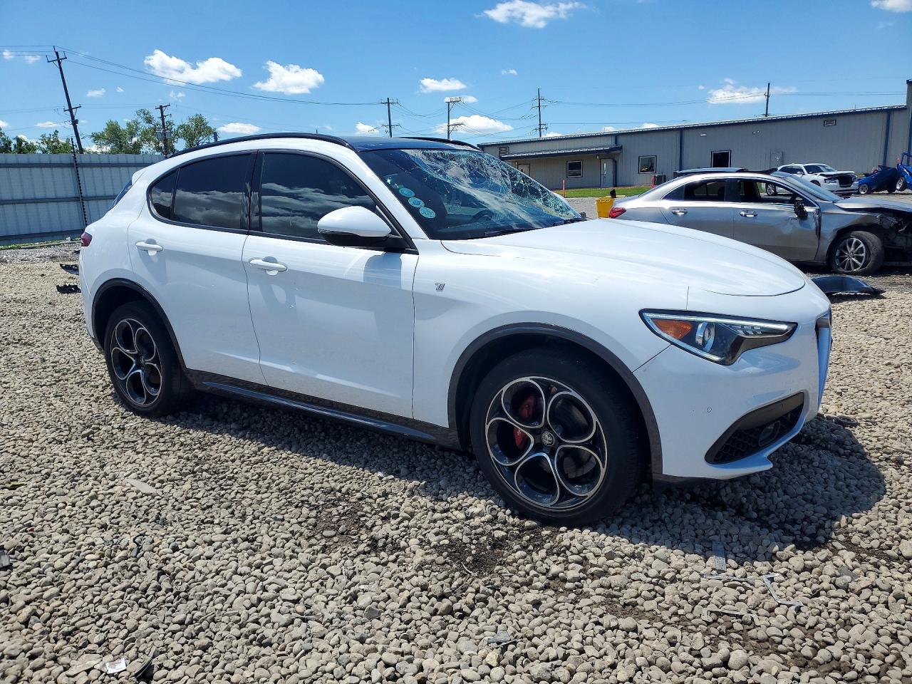 2022 Alfa Romeo Stelvio Ti White vin: ZASPAKBN6N7D27556