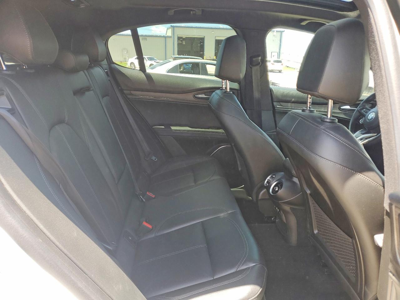2022 Alfa Romeo Stelvio Ti White vin: ZASPAKBN6N7D27556