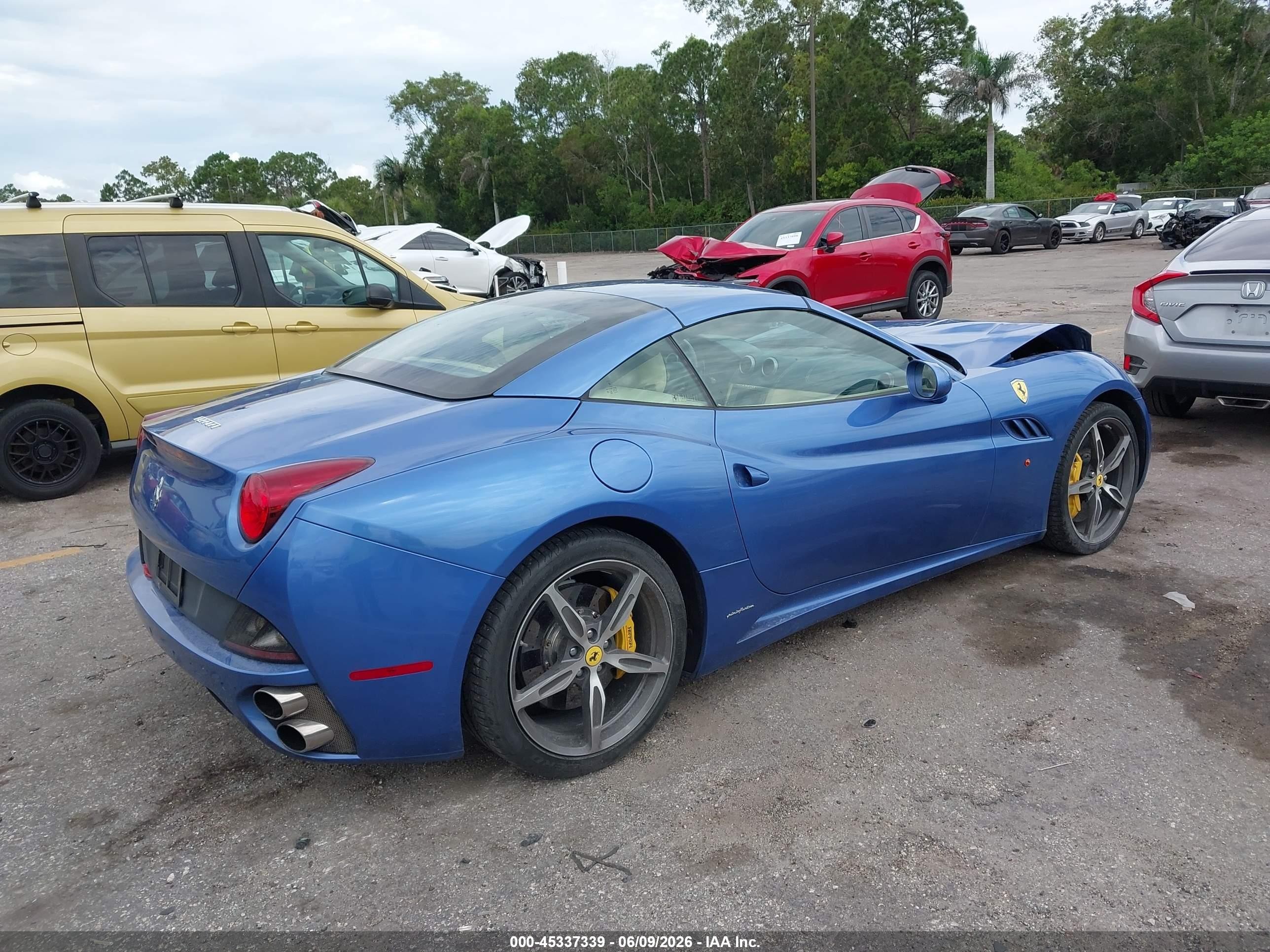 2014 Ferrari California   Blue vin: ZFF65TJA1E0199413