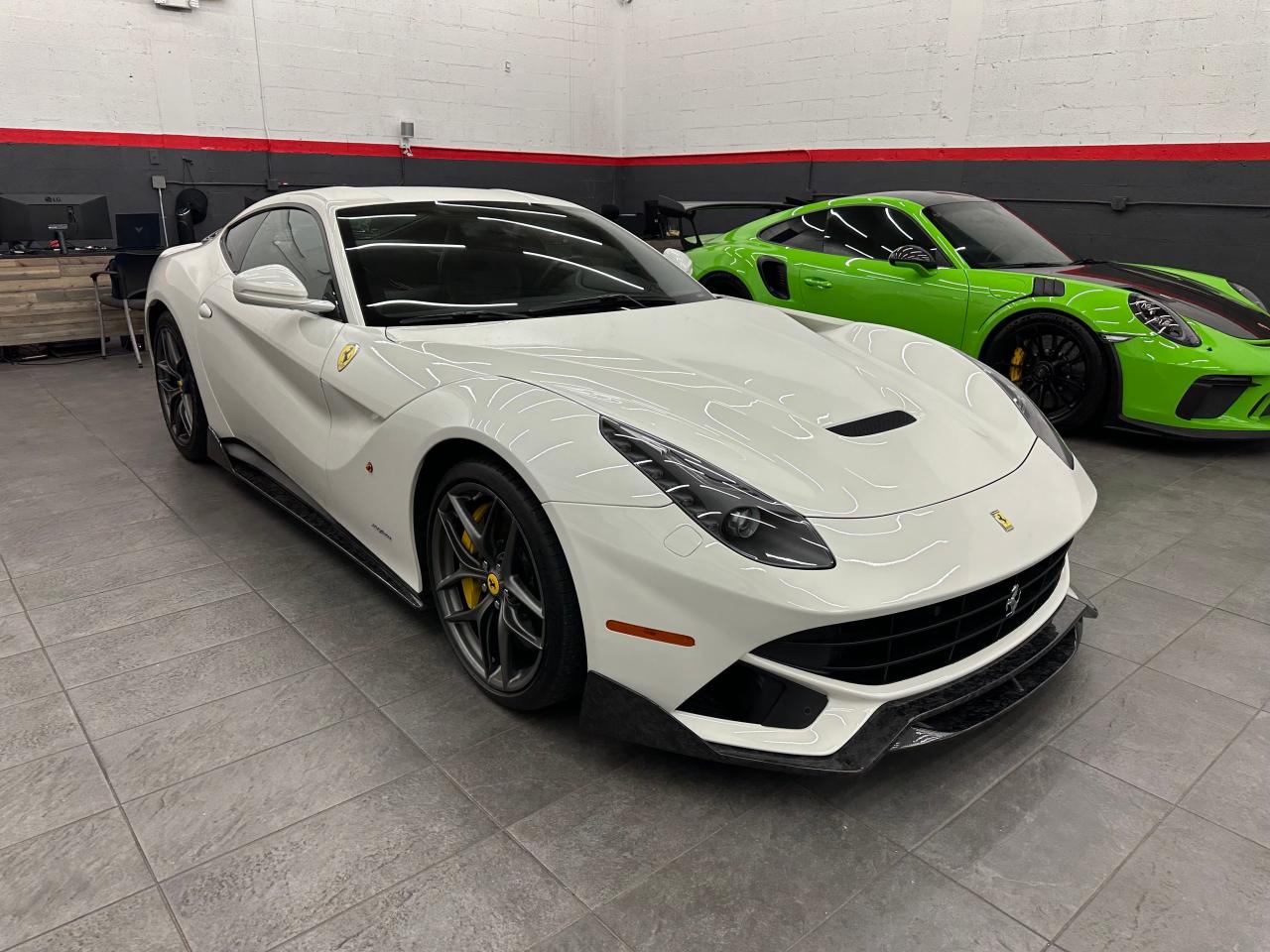 2016 Ferrari F12 Berlinetta Белый vin: ZFF74UFA2G0214140