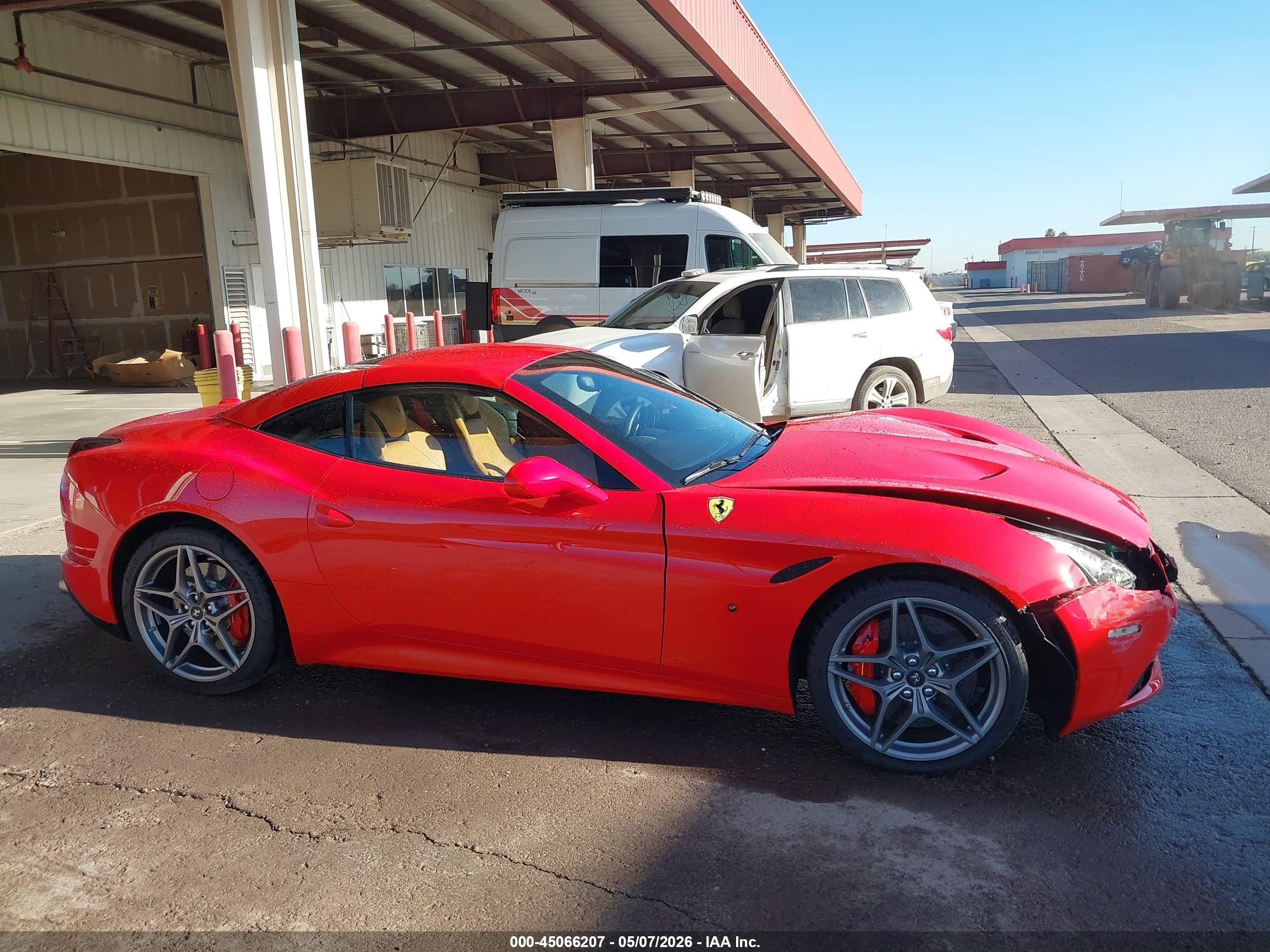 2017 Ferrari California T Red vin: ZFF77XJAXH0226117