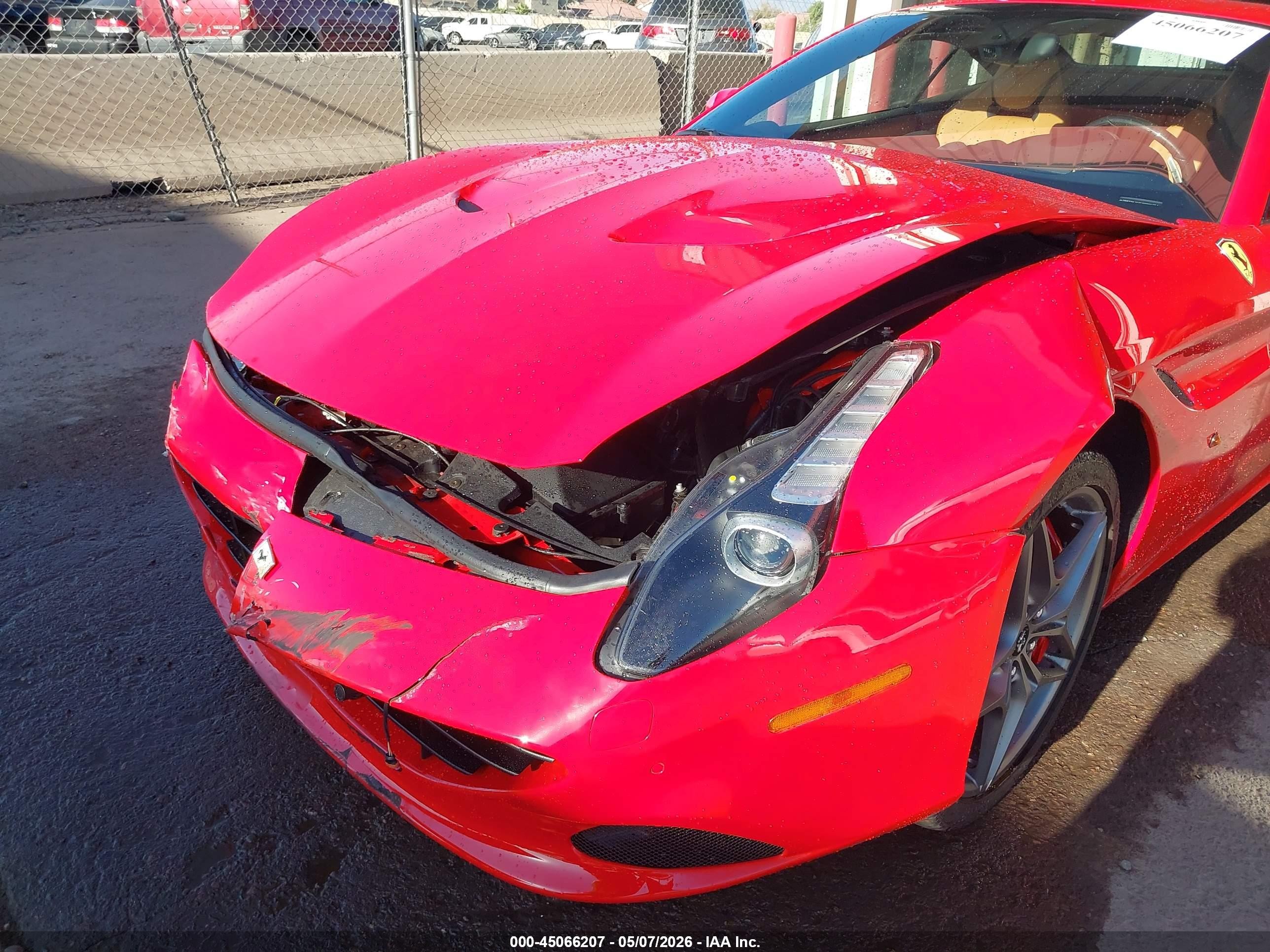2017 Ferrari California T Red vin: ZFF77XJAXH0226117