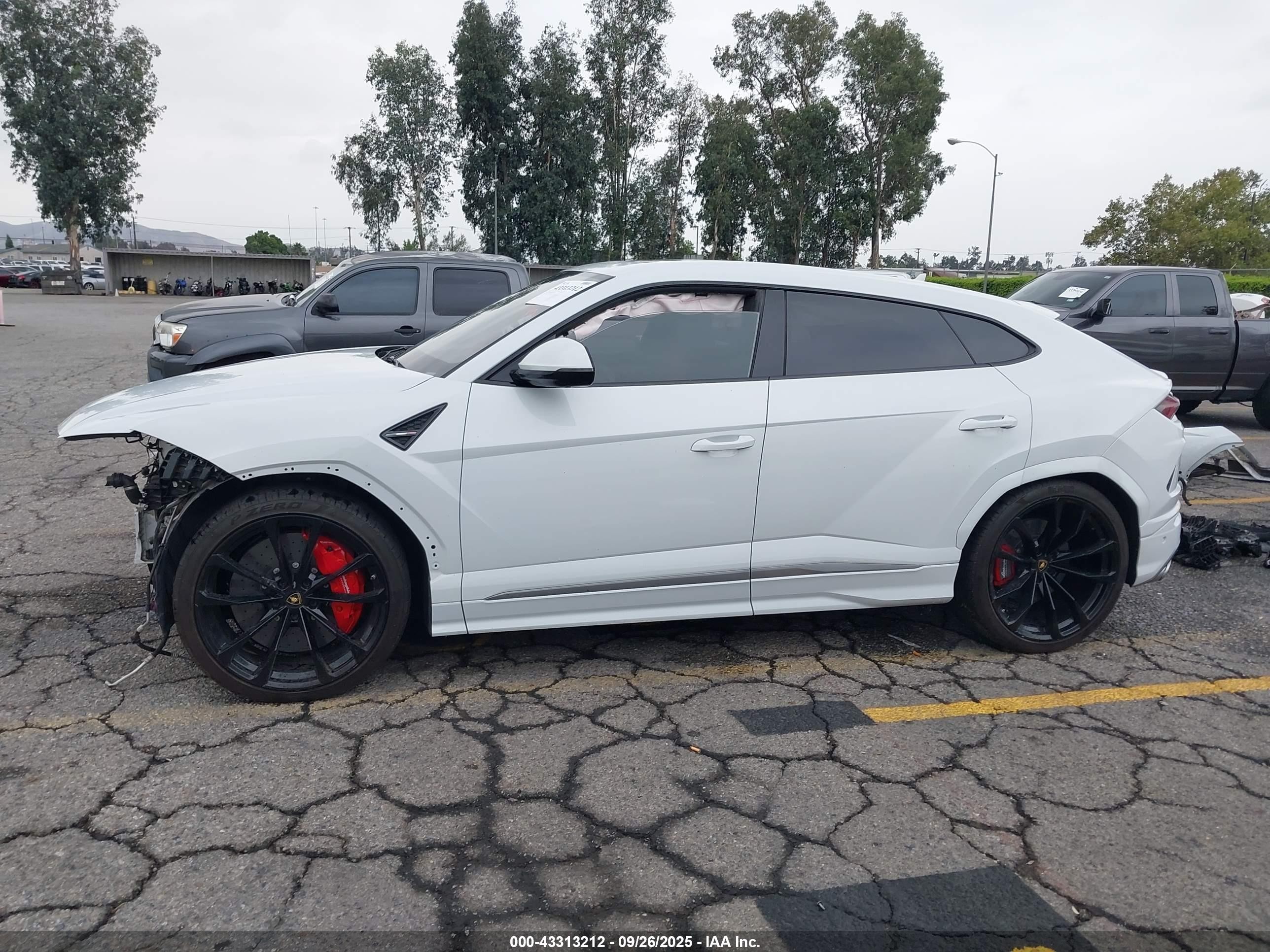 2020 Lamborghini Urus   White vin: ZPBUA1ZL2LLA07271