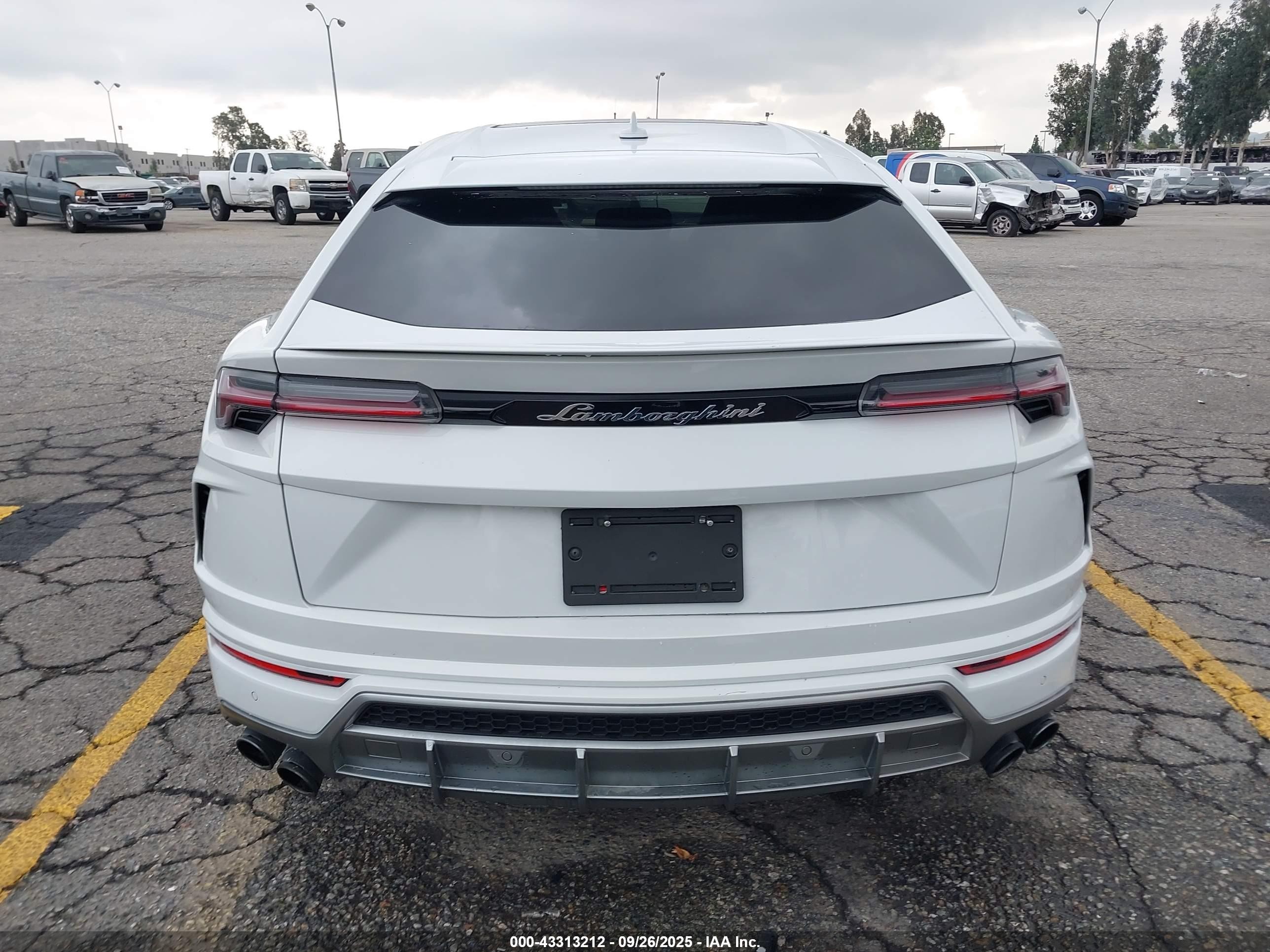 2020 Lamborghini Urus   White vin: ZPBUA1ZL2LLA07271