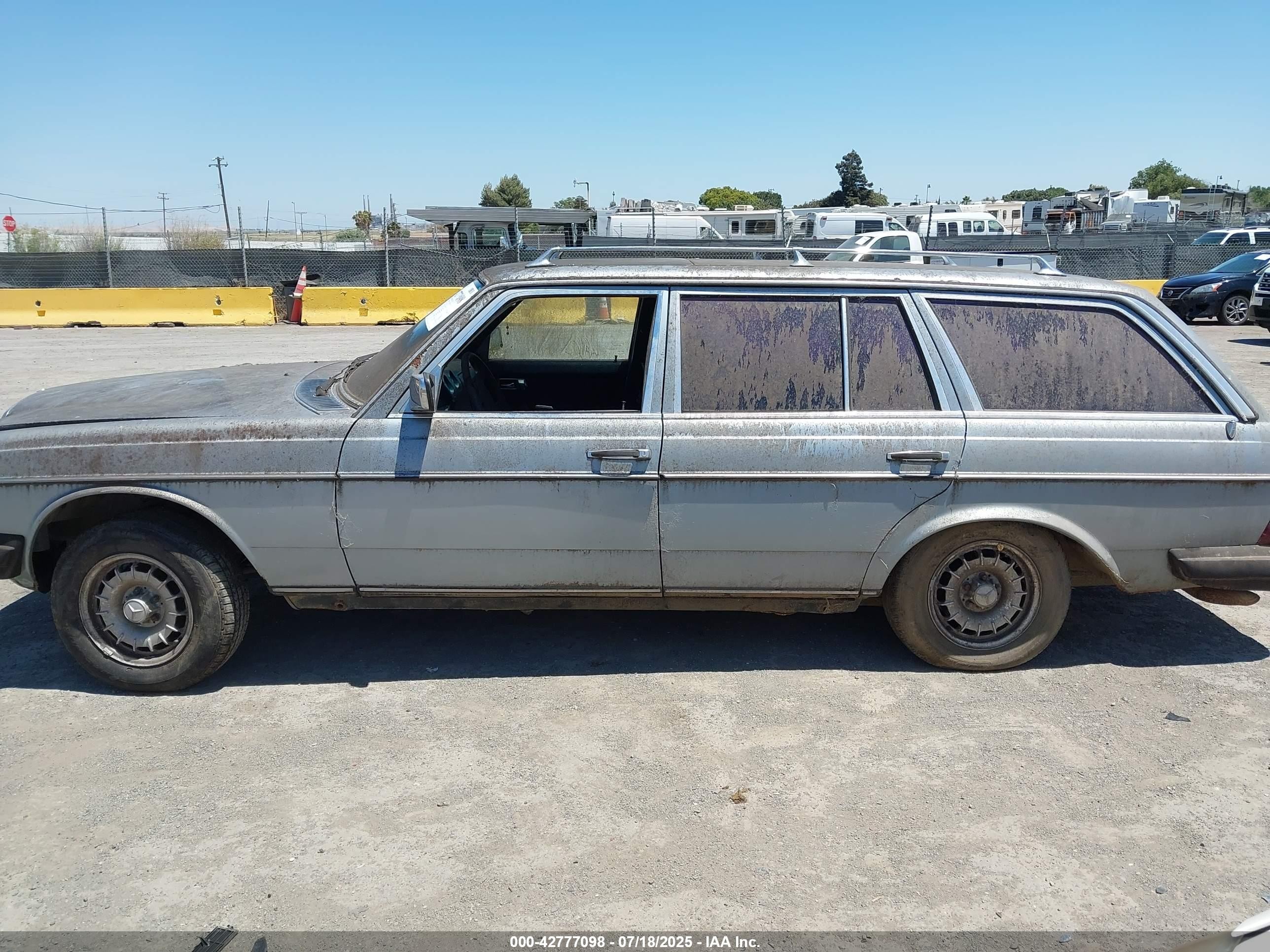 1982 Mercedes-benz 300 Tdt Blue vin: wdbab93axcn010760